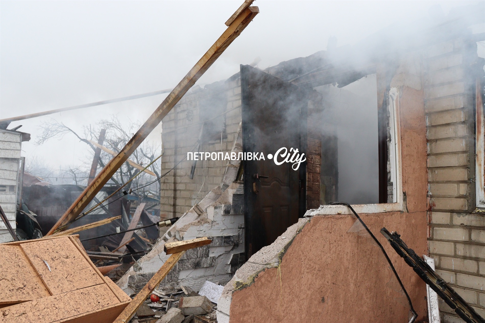 Шахед повернувся на світанку: у Петропавлівці розбиті будинки місцевих жителів (ВІДЕО)