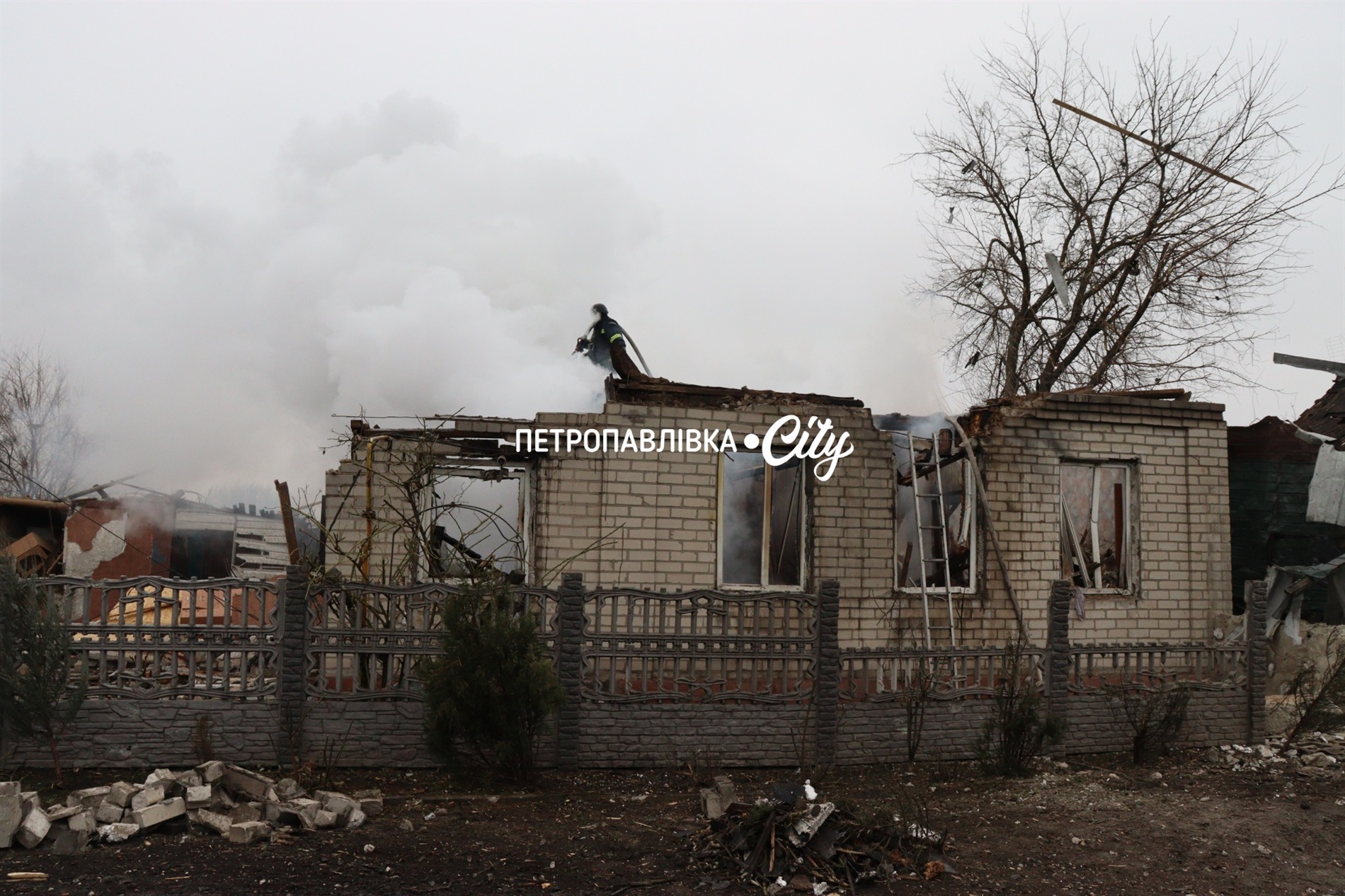 Шахед повернувся на світанку: у Петропавлівці розбиті будинки місцевих жителів (ВІДЕО)