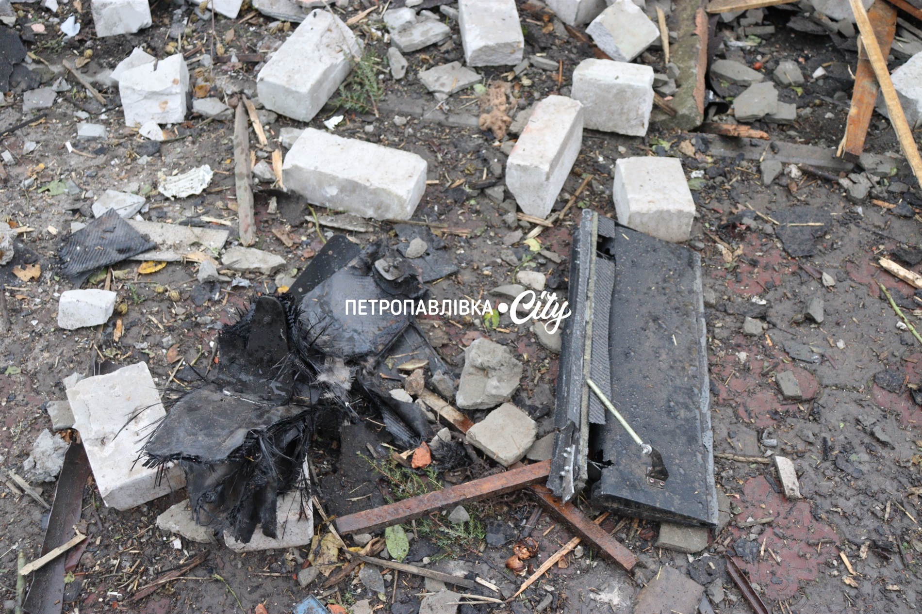 Шахед повернувся на світанку: у Петропавлівці розбиті будинки місцевих жителів (ВІДЕО)