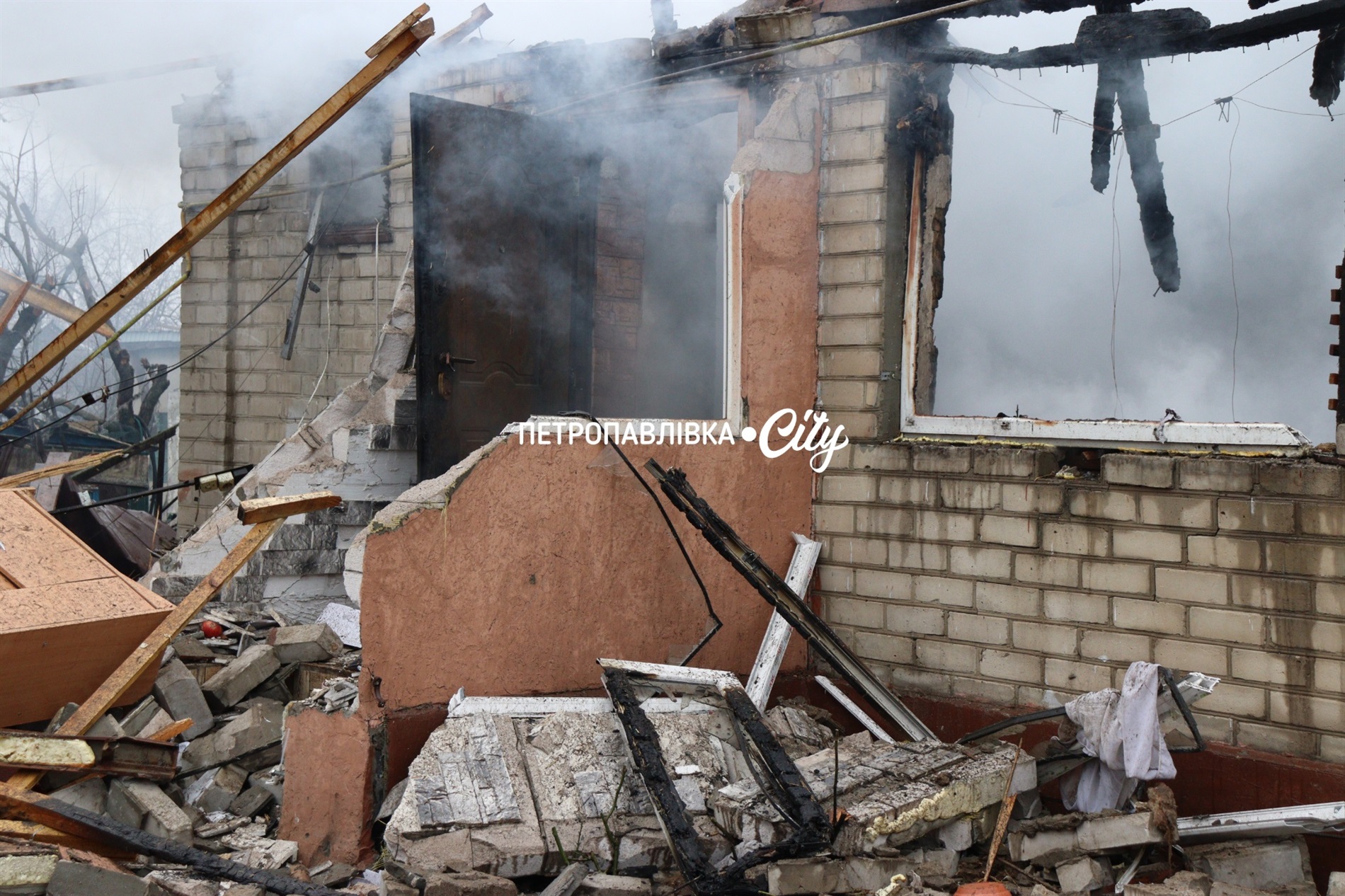 Шахед повернувся на світанку: у Петропавлівці розбиті будинки місцевих жителів (ВІДЕО)