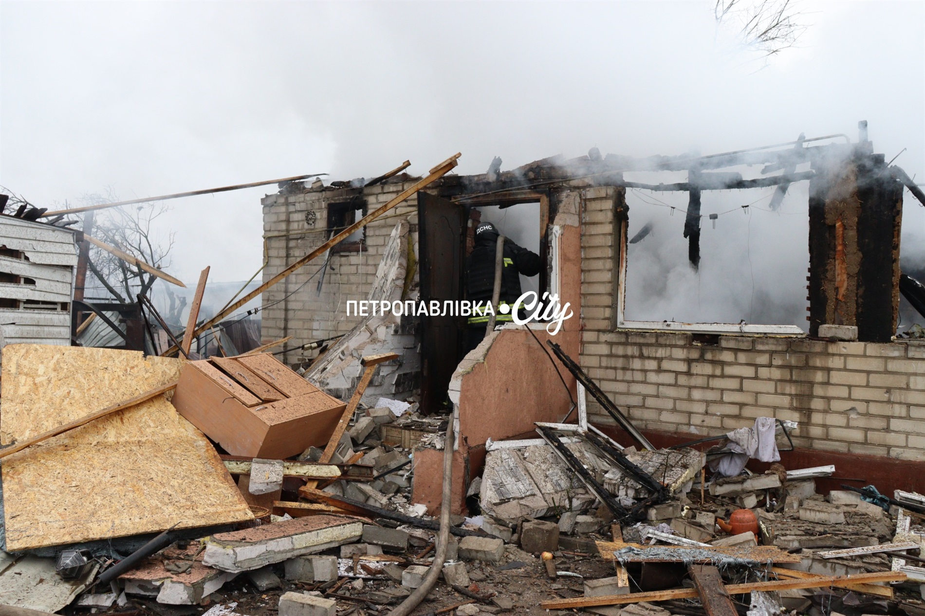 Шахед повернувся на світанку: у Петропавлівці розбиті будинки місцевих жителів (ВІДЕО)