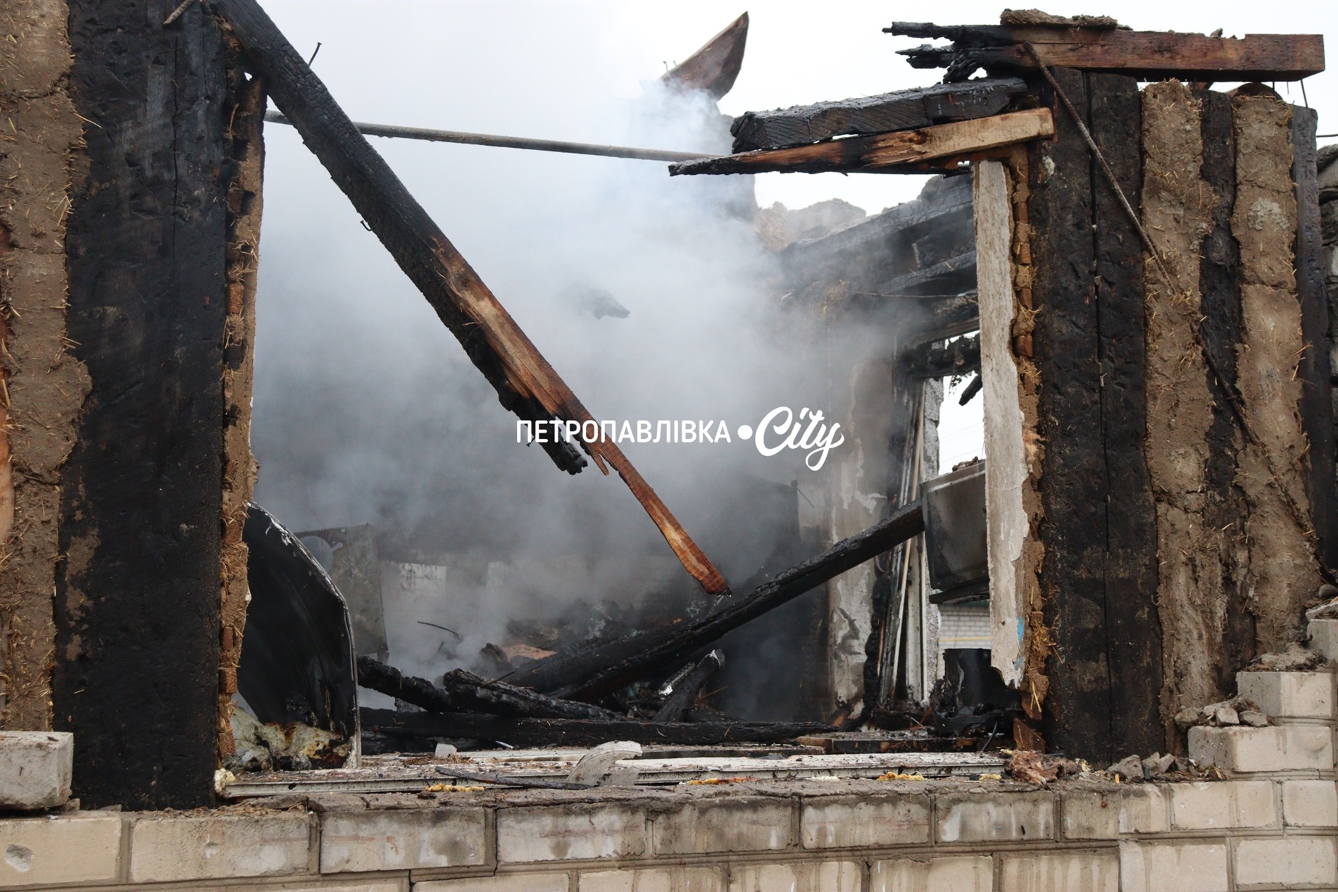 Шахед повернувся на світанку: у Петропавлівці розбиті будинки місцевих жителів (ВІДЕО)