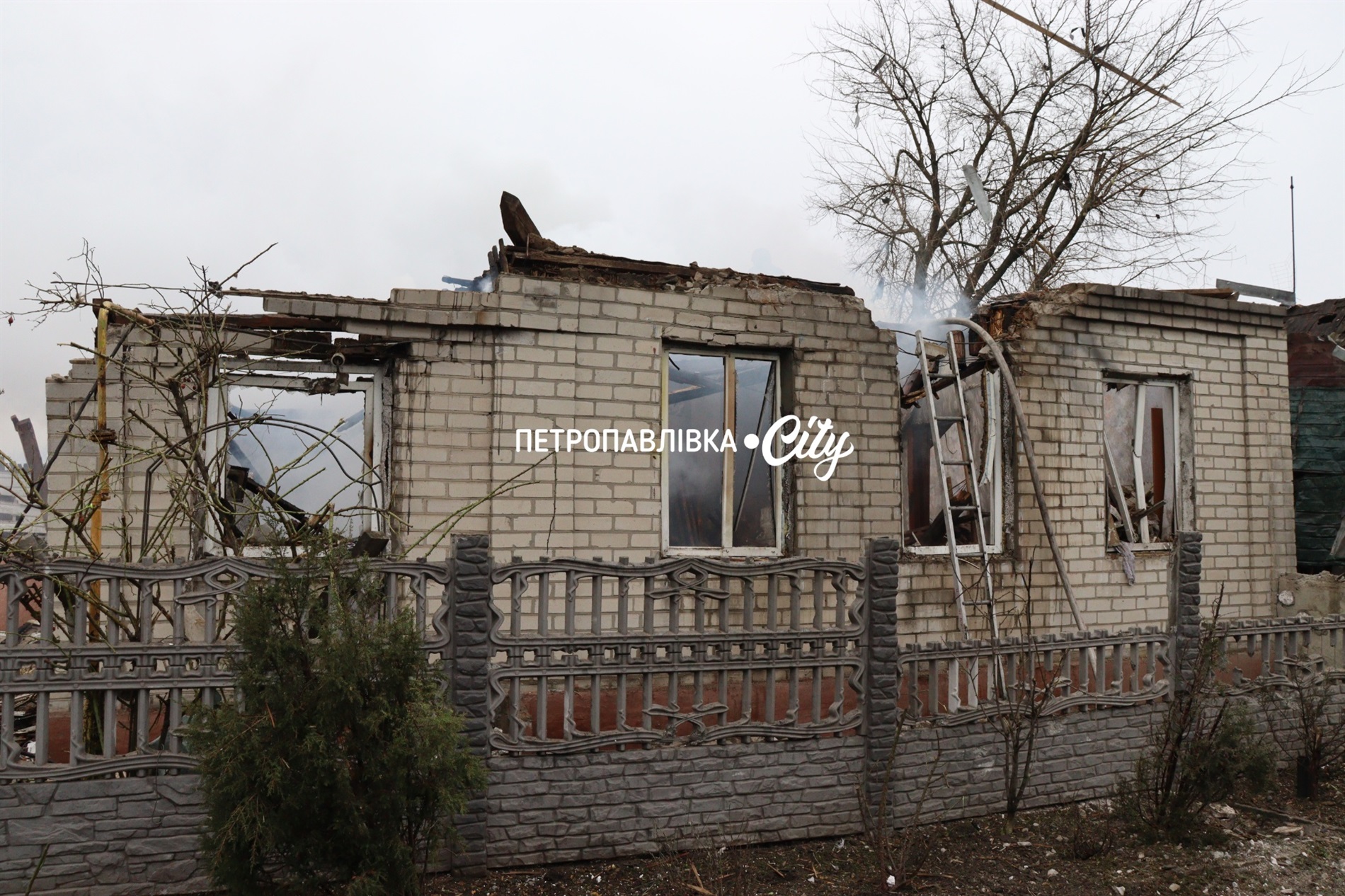 Шахед повернувся на світанку: у Петропавлівці розбиті будинки місцевих жителів (ВІДЕО)