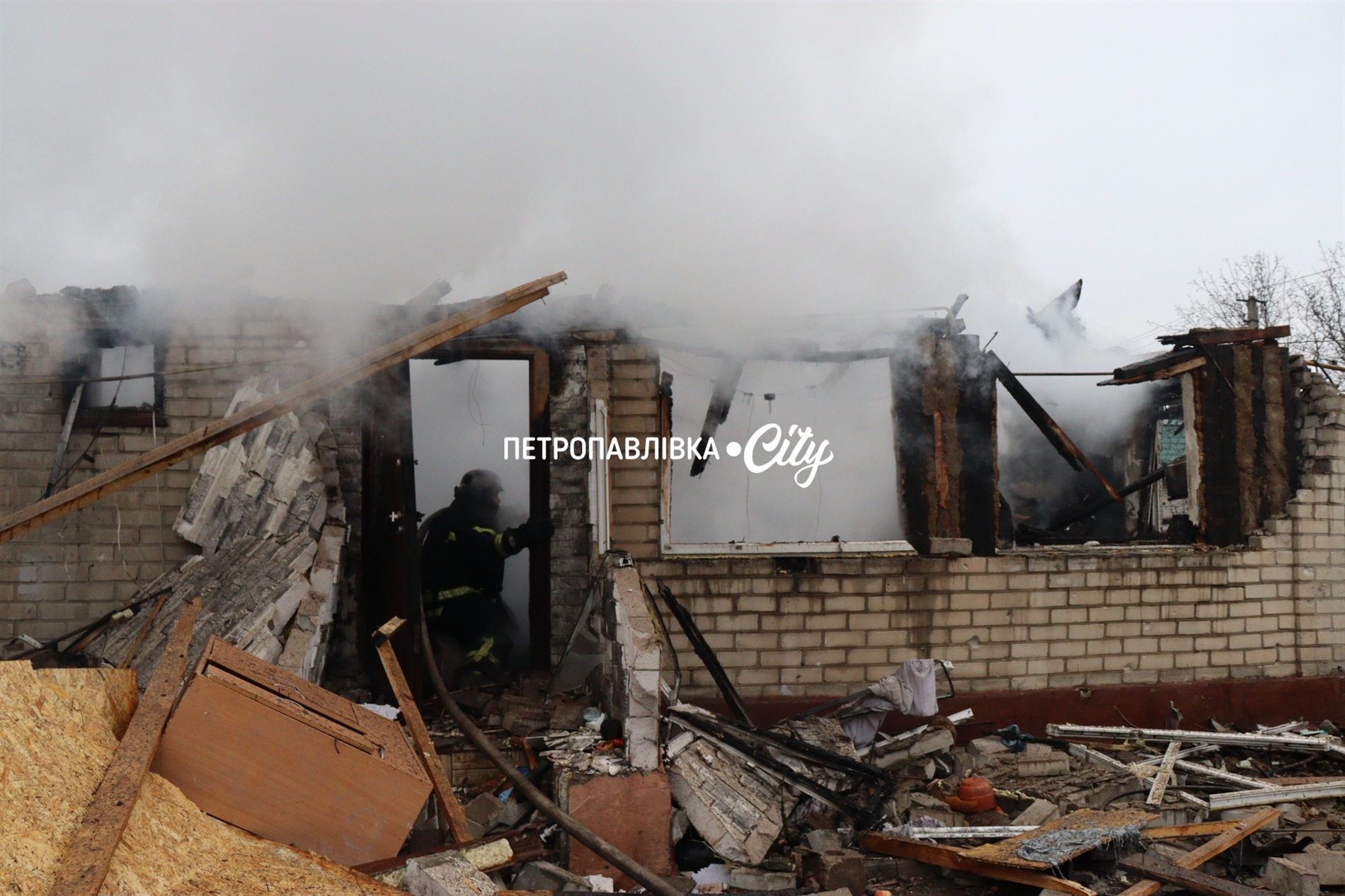 Шахед повернувся на світанку: у Петропавлівці розбиті будинки місцевих жителів (ВІДЕО)