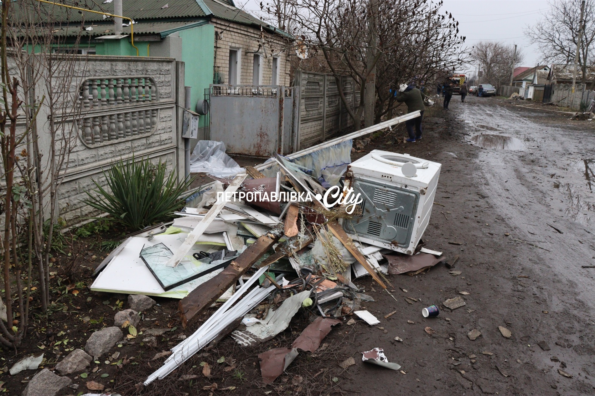 Шахед повернувся на світанку: у Петропавлівці розбиті будинки місцевих жителів (ВІДЕО)