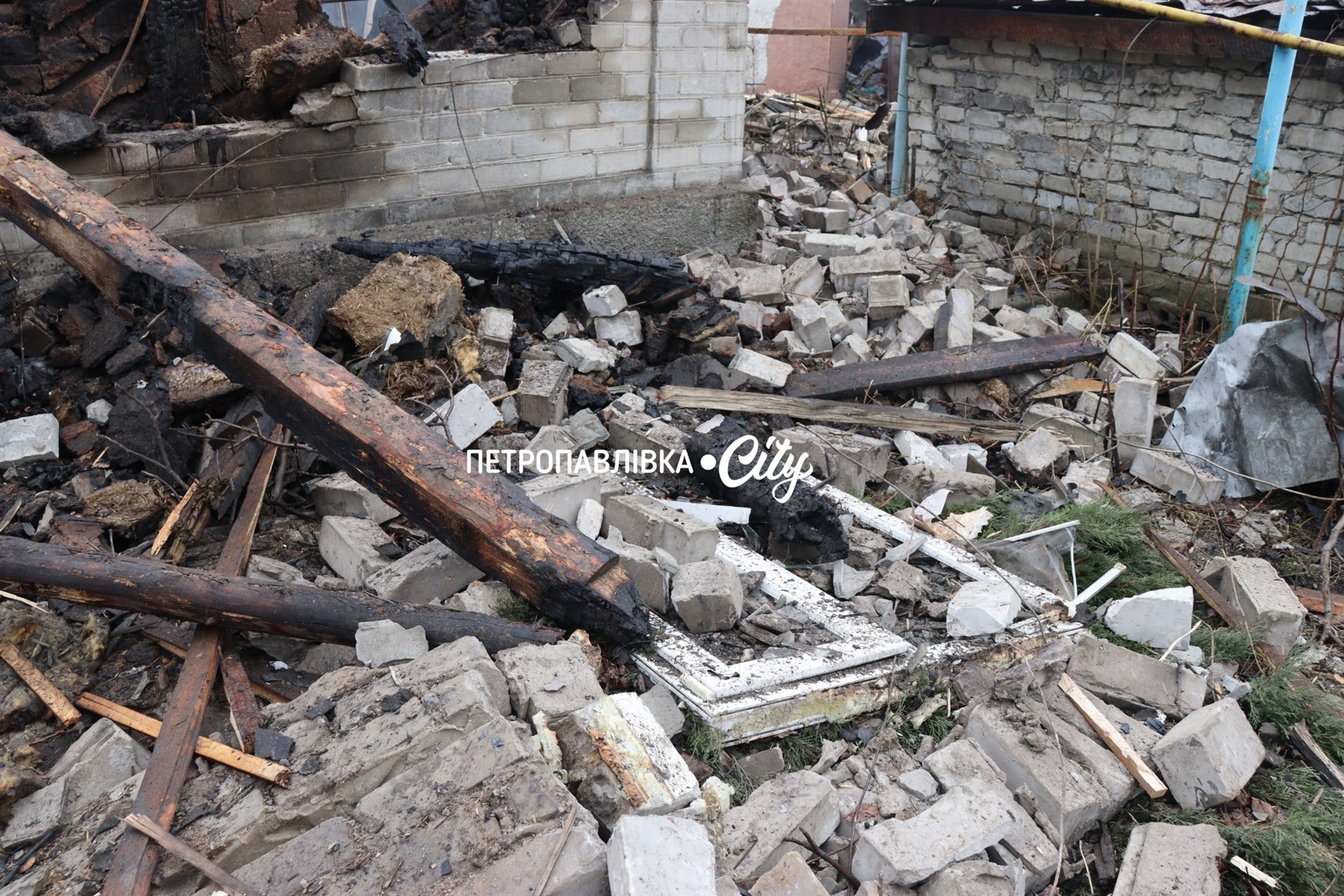 Шахед повернувся на світанку: у Петропавлівці розбиті будинки місцевих жителів (ВІДЕО)