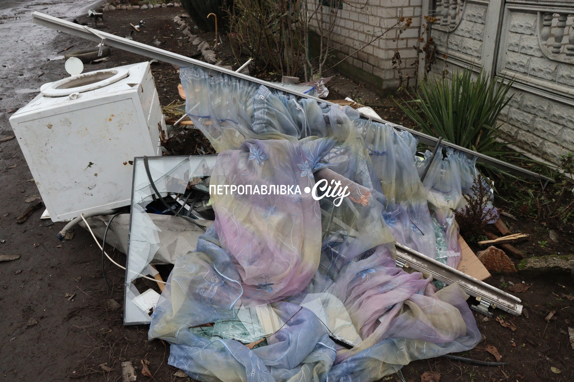 Шахед повернувся на світанку: у Петропавлівці розбиті будинки місцевих жителів (ВІДЕО)