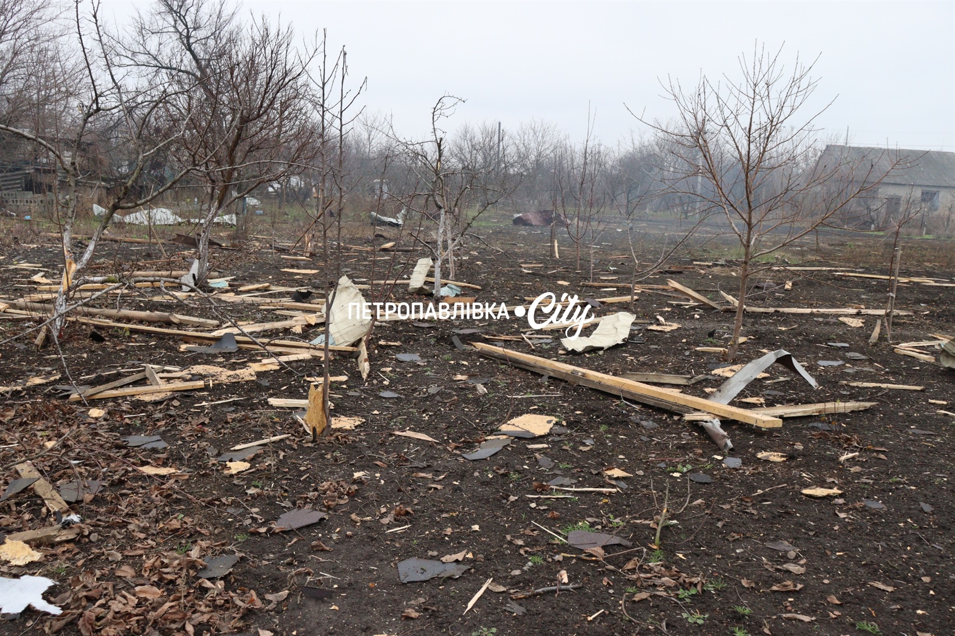 Шахед повернувся на світанку: у Петропавлівці розбиті будинки місцевих жителів (ВІДЕО)
