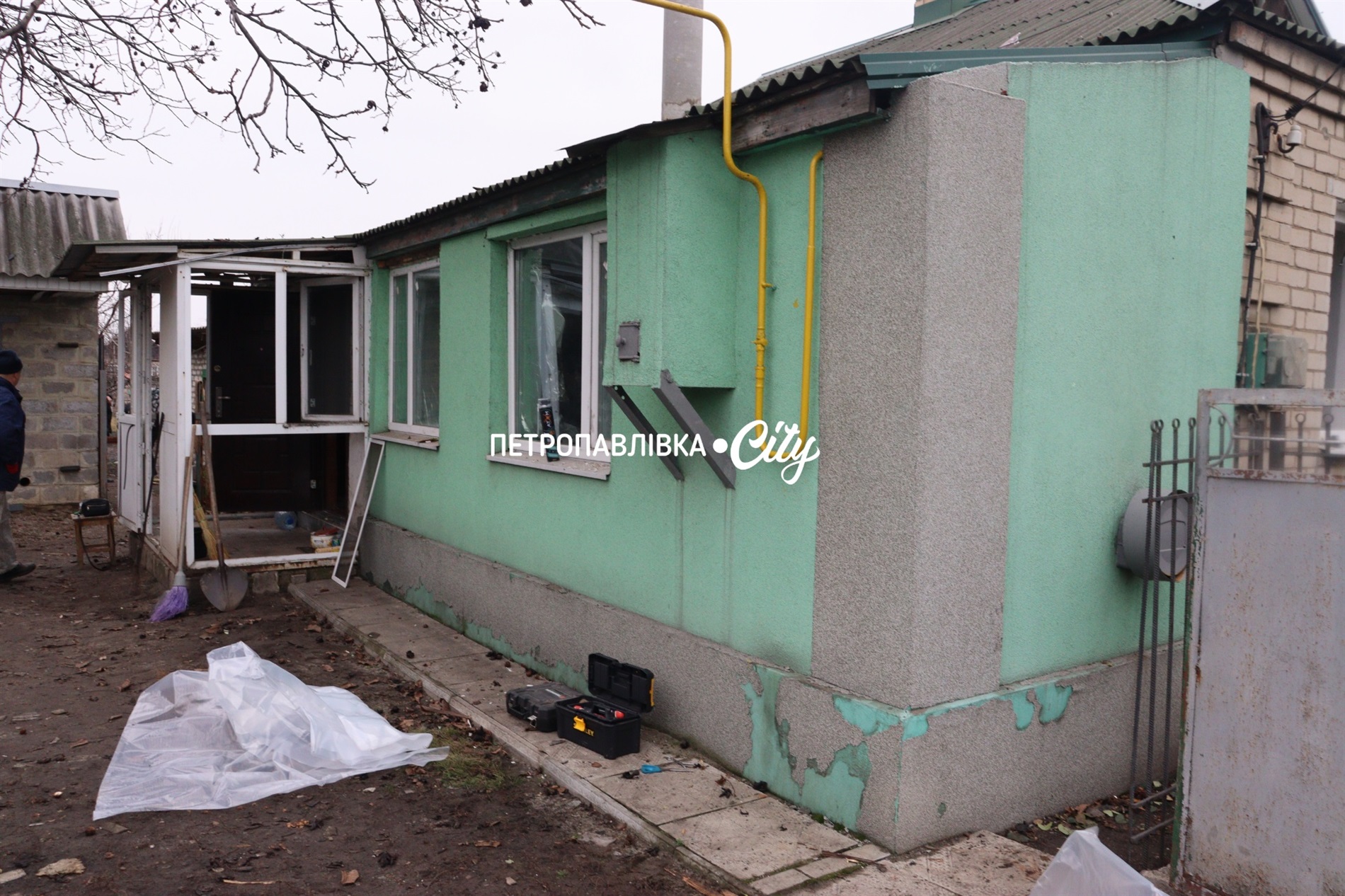 Шахед повернувся на світанку: у Петропавлівці розбиті будинки місцевих жителів (ВІДЕО)