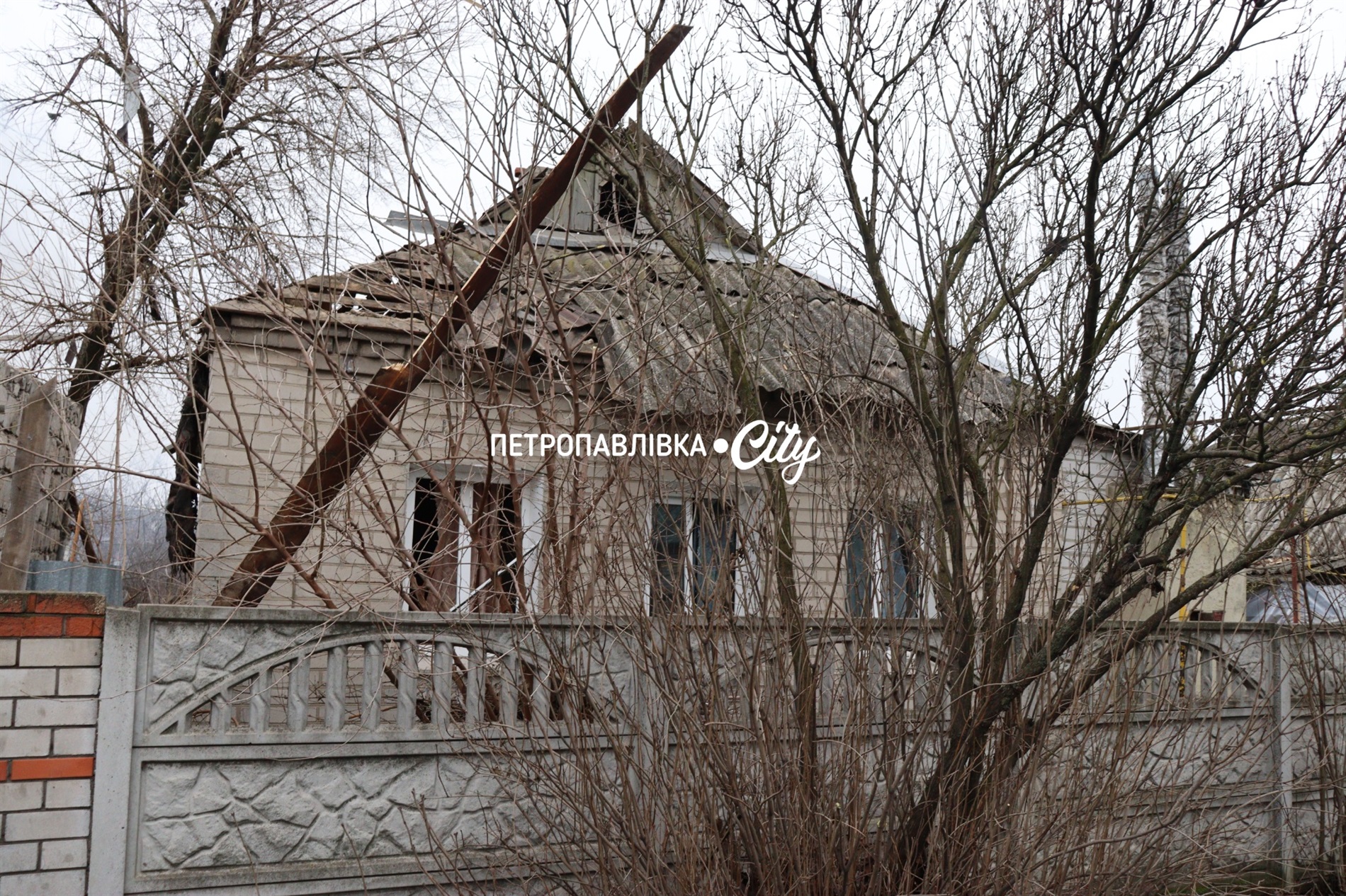 Шахед повернувся на світанку: у Петропавлівці розбиті будинки місцевих жителів (ВІДЕО)