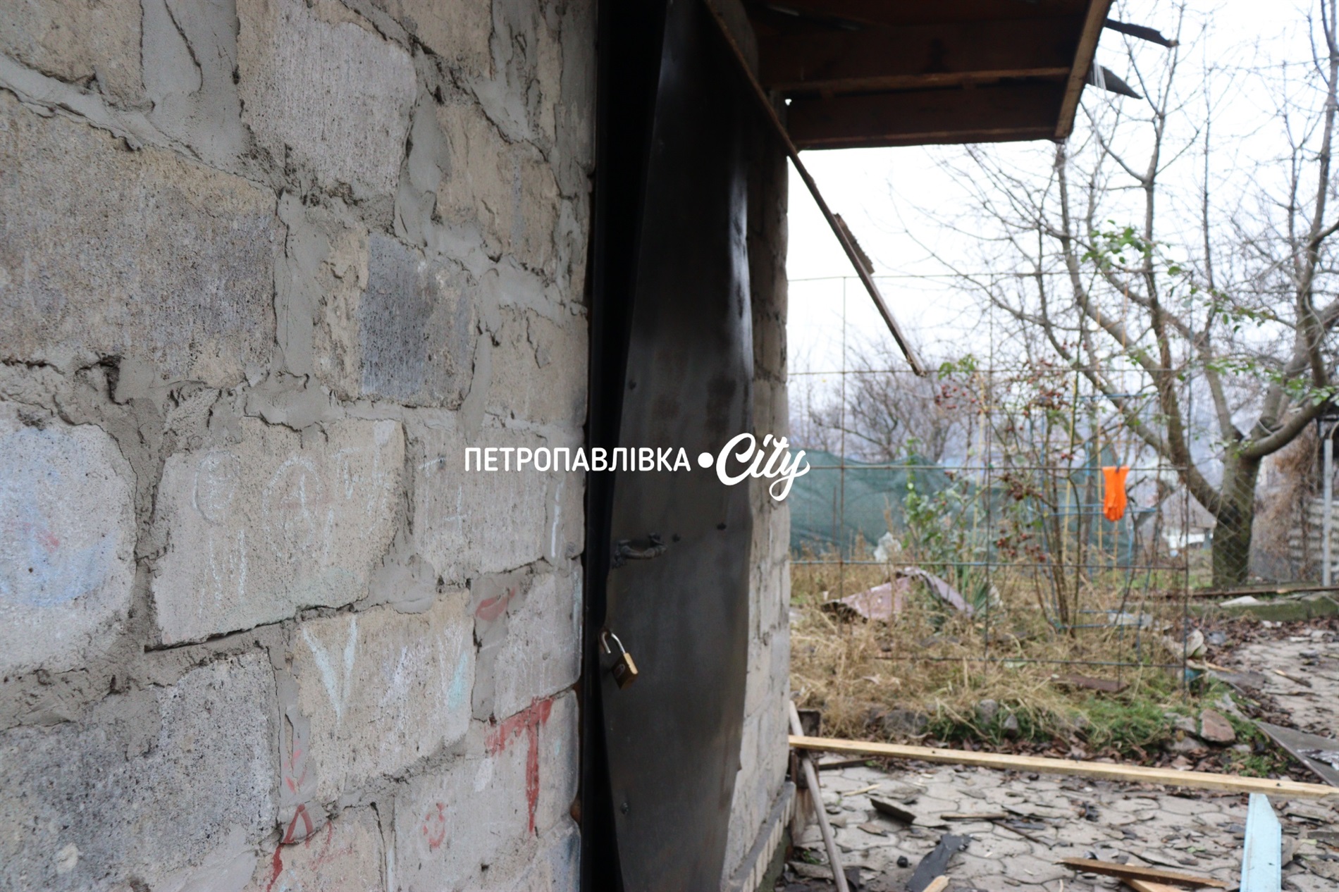 Шахед повернувся на світанку: у Петропавлівці розбиті будинки місцевих жителів (ВІДЕО)