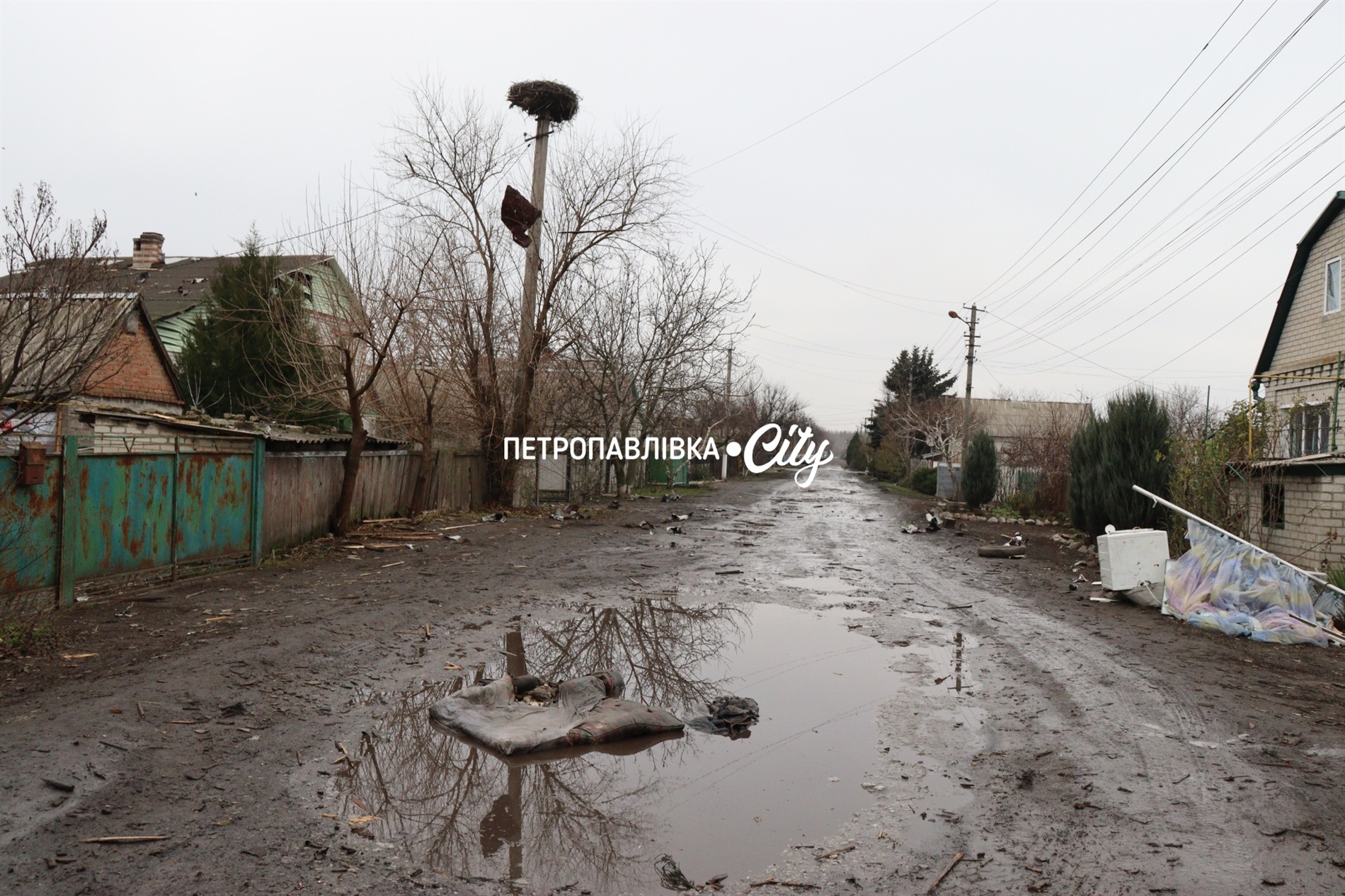 Шахед повернувся на світанку: у Петропавлівці розбиті будинки місцевих жителів (ВІДЕО)