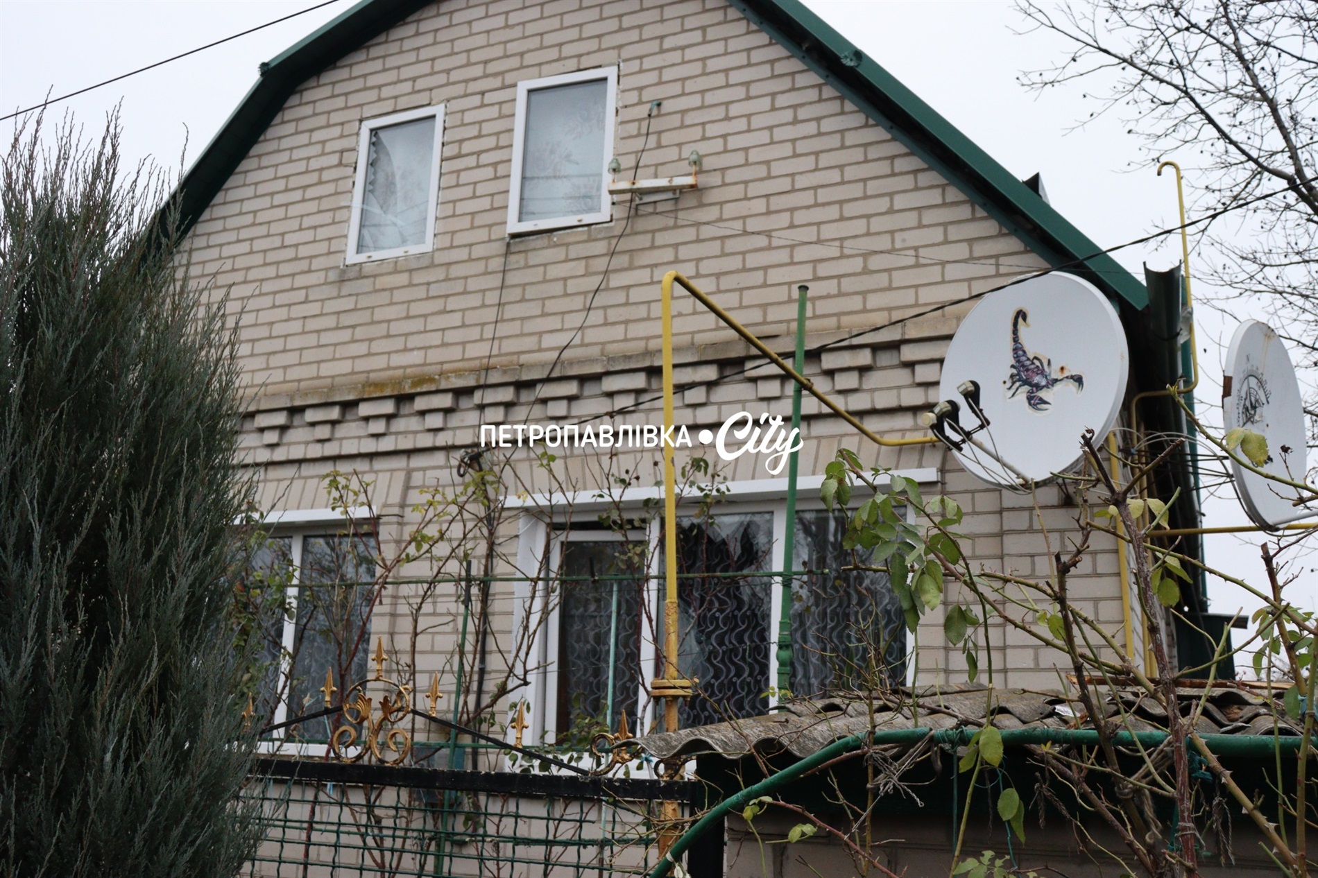 Шахед повернувся на світанку: у Петропавлівці розбиті будинки місцевих жителів (ВІДЕО)