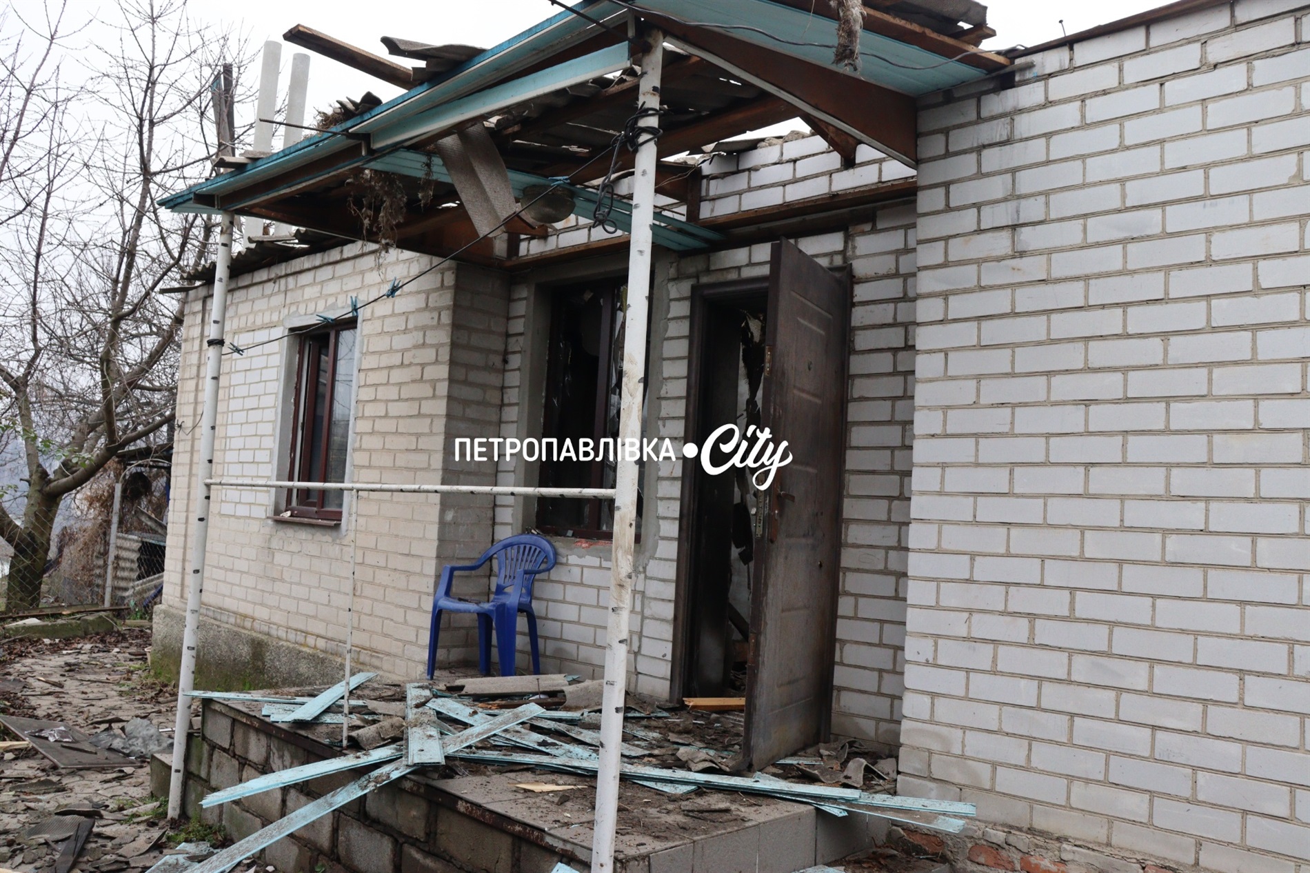 Шахед повернувся на світанку: у Петропавлівці розбиті будинки місцевих жителів (ВІДЕО)