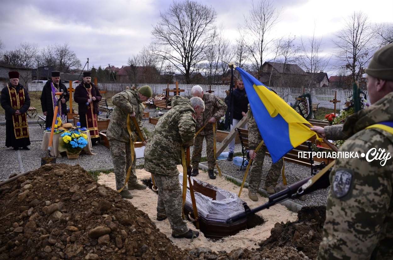 «Тепер мій син буде поруч»: захисника України Ростислава Скляренка перепоховали на Івано-Франківщині