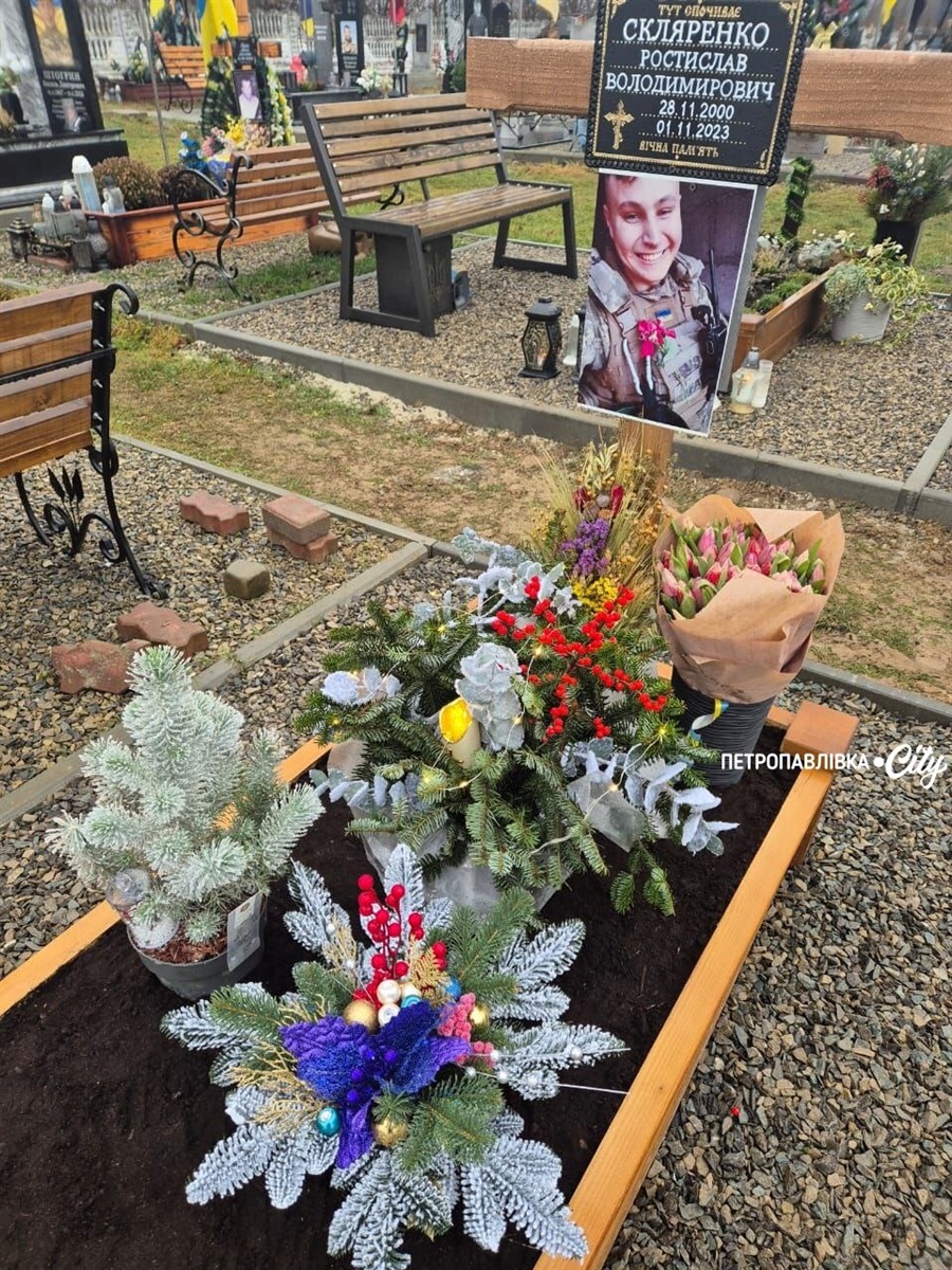 «Тепер мій син буде поруч»: захисника України Ростислава Скляренка перепоховали на Івано-Франківщині