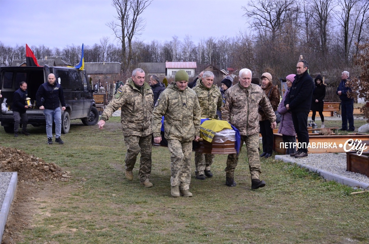 «Тепер мій син буде поруч»: захисника України Ростислава Скляренка перепоховали на Івано-Франківщині
