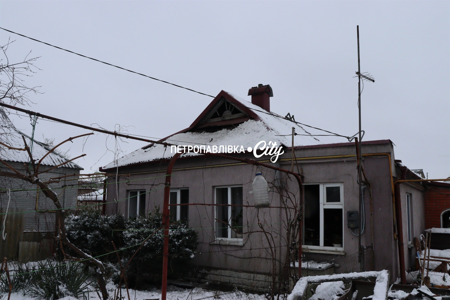 Петропавлівку атакували ворожі шахеди: люди залишилися без житла (ВІДЕО)