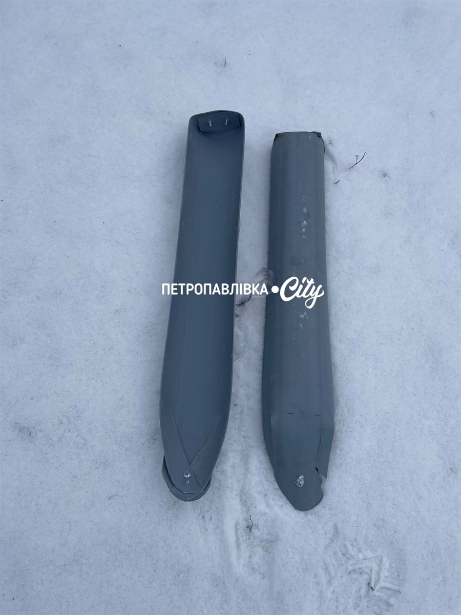 На фото:  в таких тубусах, ймовірно, БПЛА переносять міни (сіре пластикове - ПМН-4, труба - ПМТ-3)