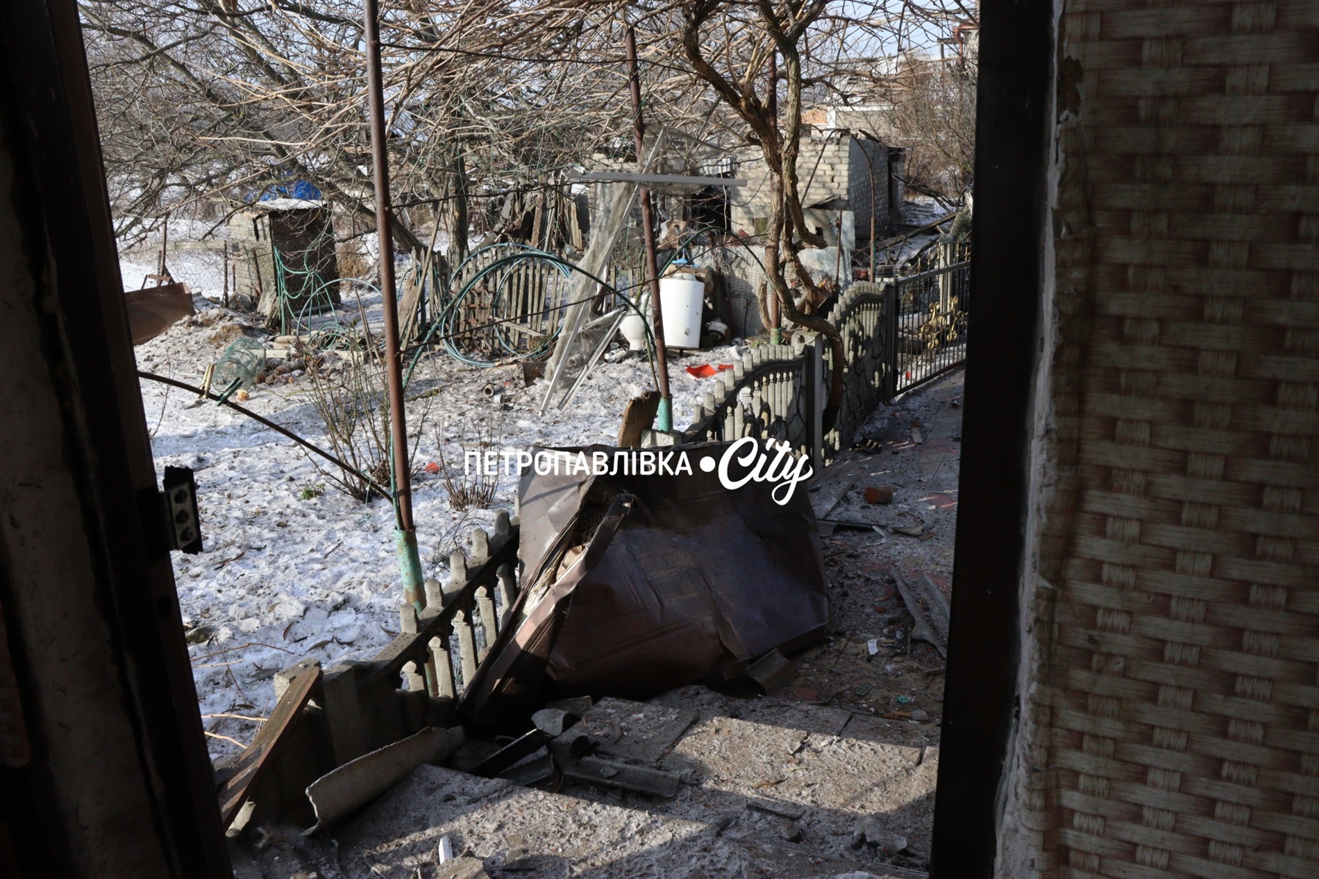 Двері вирвало, діти плакали і брата поранило: Самарське після ракетного удару (ВІДЕО)
