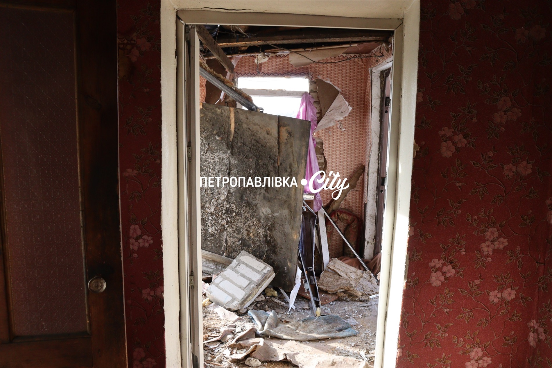 Двері вирвало, діти плакали і брата поранило: Самарське після ракетного удару (ВІДЕО)