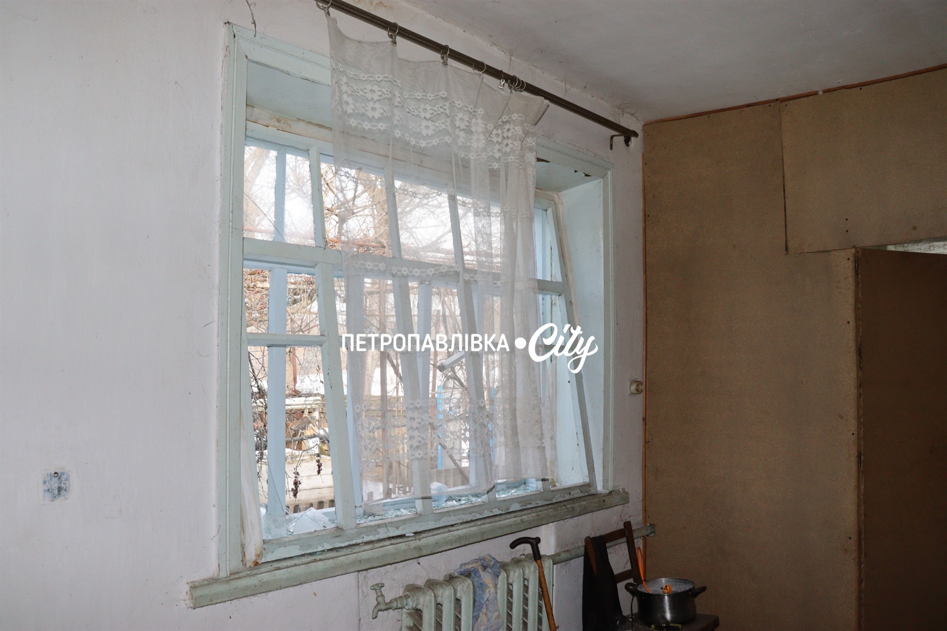 Двері вирвало, діти плакали і брата поранило: Самарське після ракетного удару (ВІДЕО)