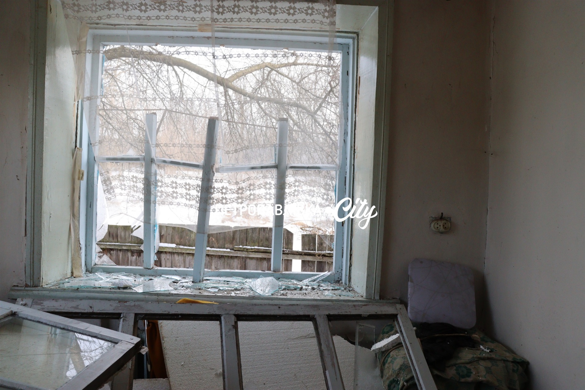 Двері вирвало, діти плакали і брата поранило: Самарське після ракетного удару (ВІДЕО)