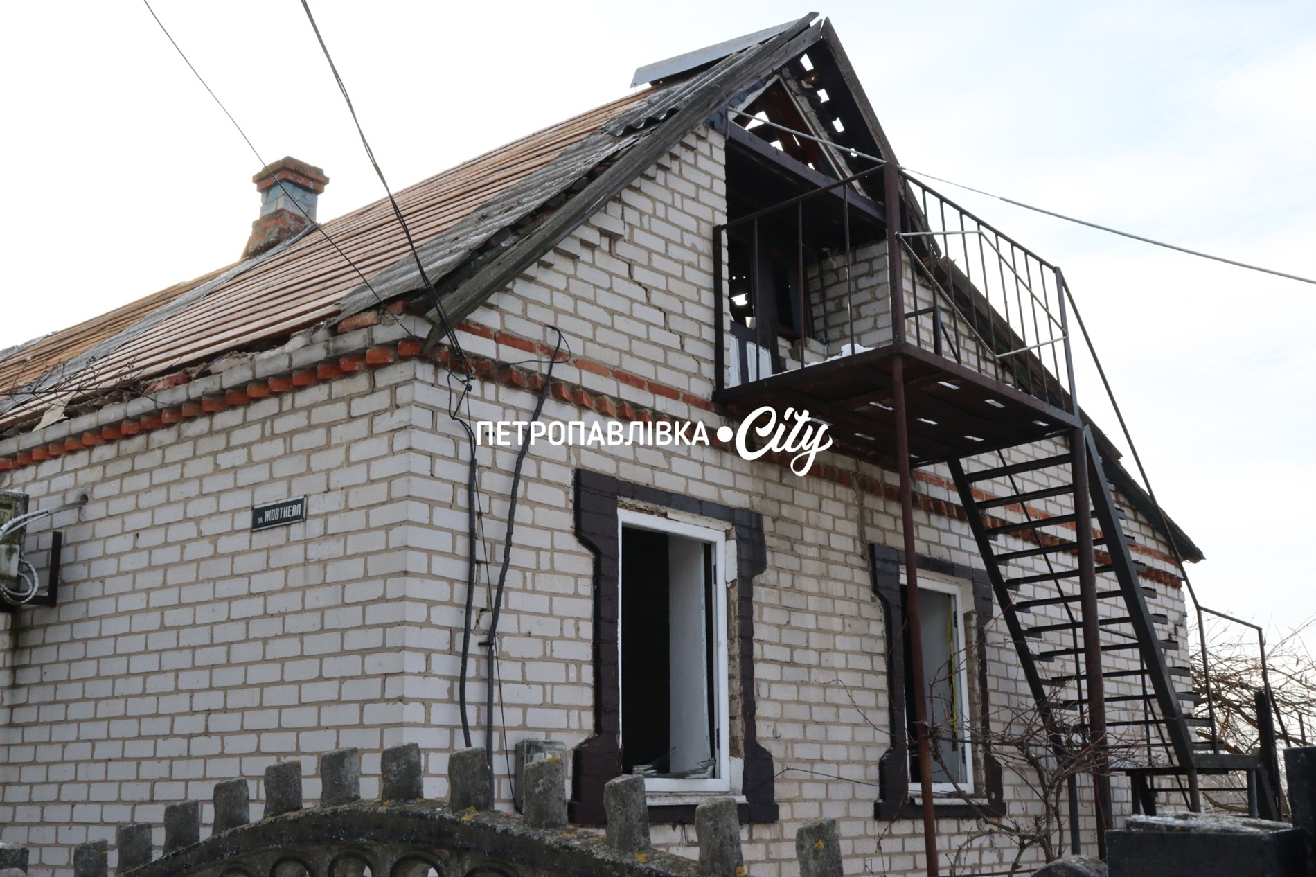 Двері вирвало, діти плакали і брата поранило: Самарське після ракетного удару (ВІДЕО)