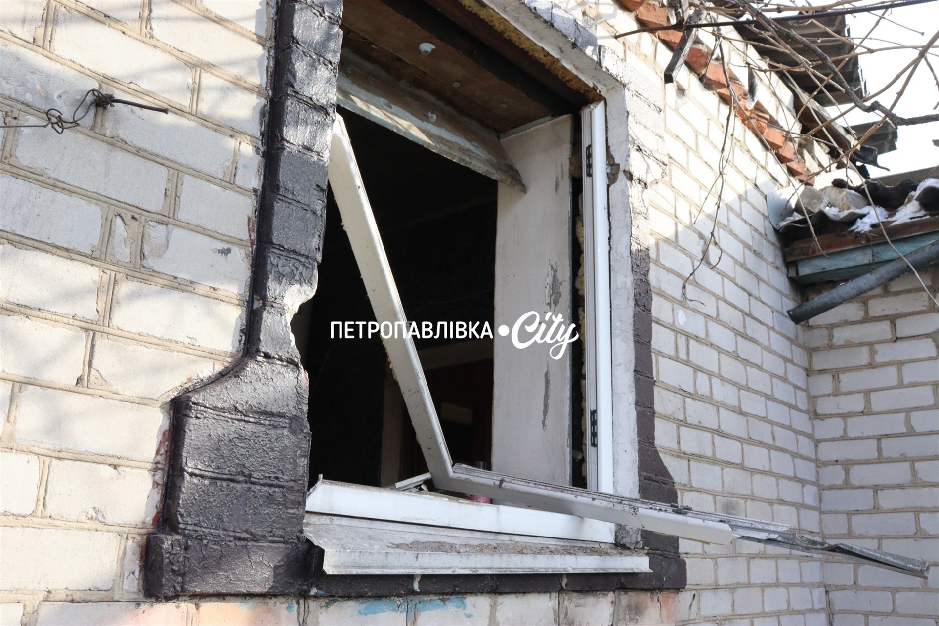 Двері вирвало, діти плакали і брата поранило: Самарське після ракетного удару (ВІДЕО)