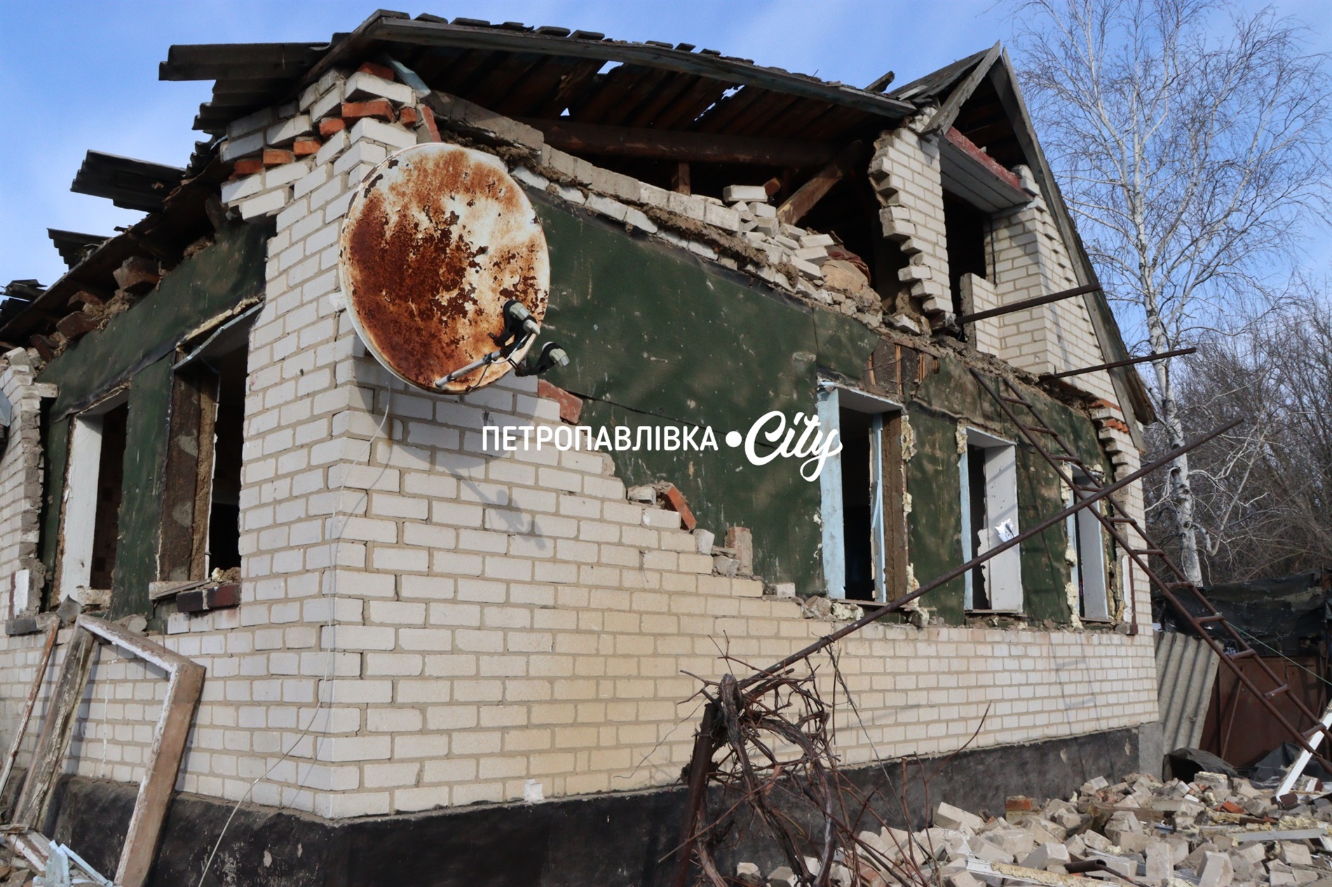 Двері вирвало, діти плакали і брата поранило: Самарське після ракетного удару (ВІДЕО)