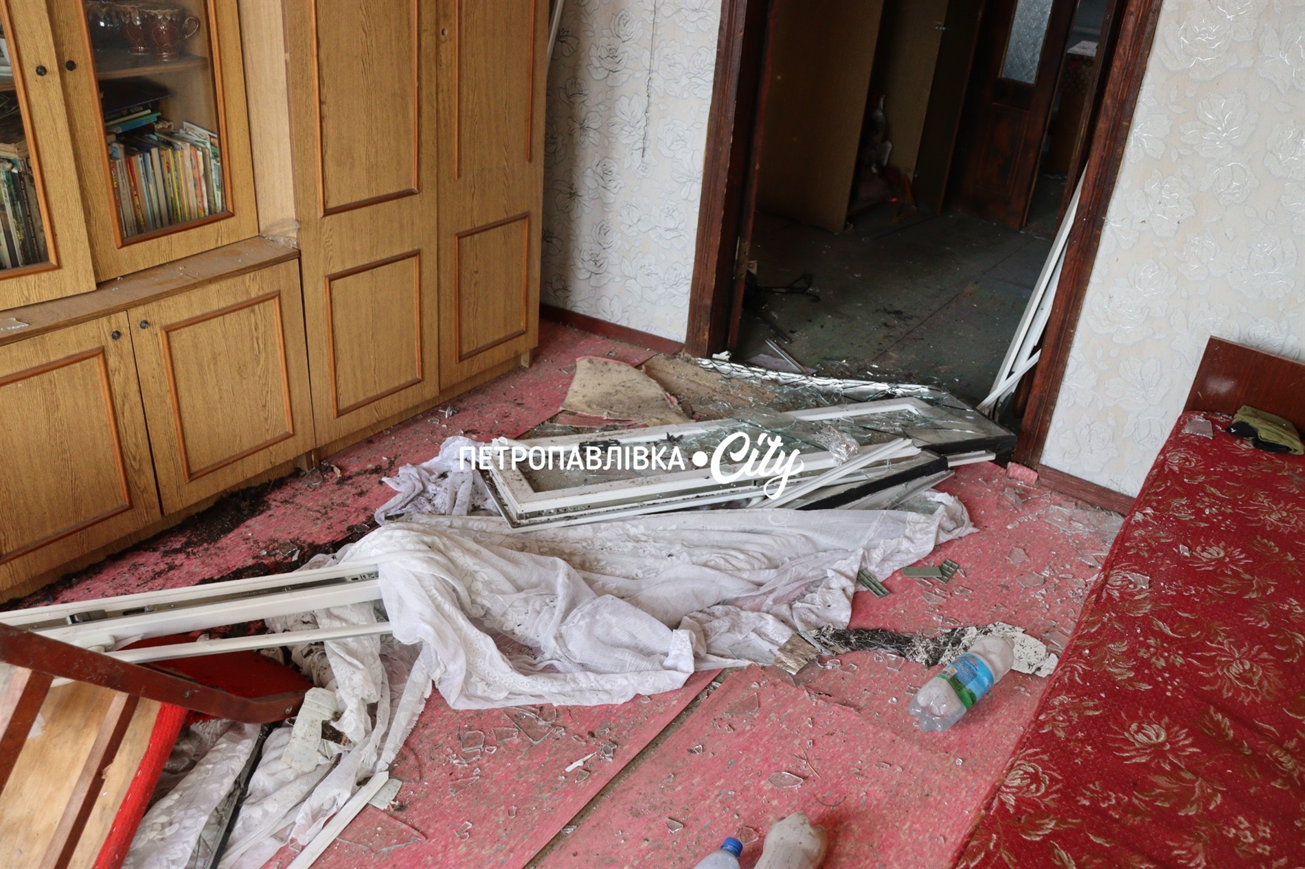 Двері вирвало, діти плакали і брата поранило: Самарське після ракетного удару (ВІДЕО)
