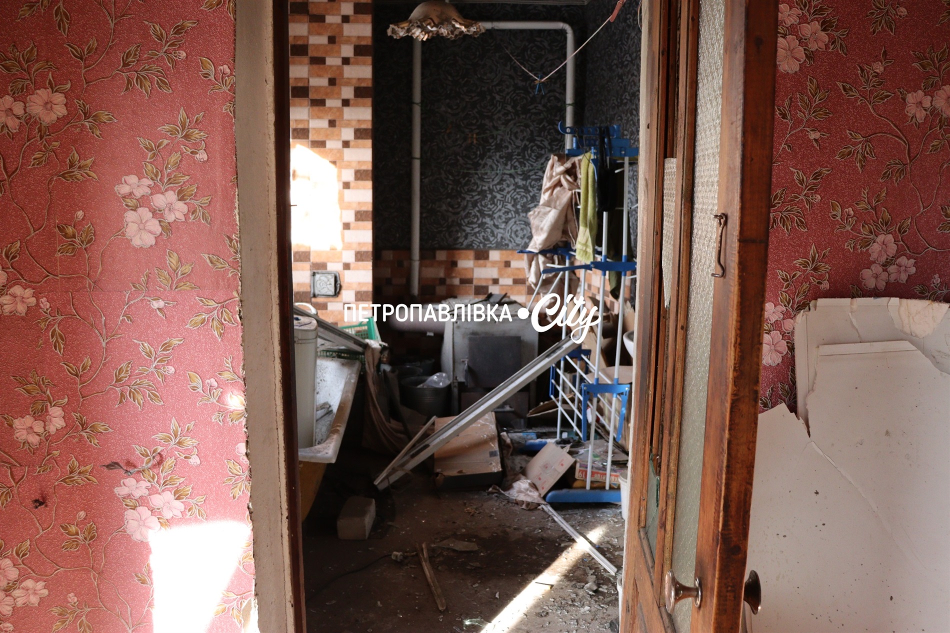 Двері вирвало, діти плакали і брата поранило: Самарське після ракетного удару (ВІДЕО)