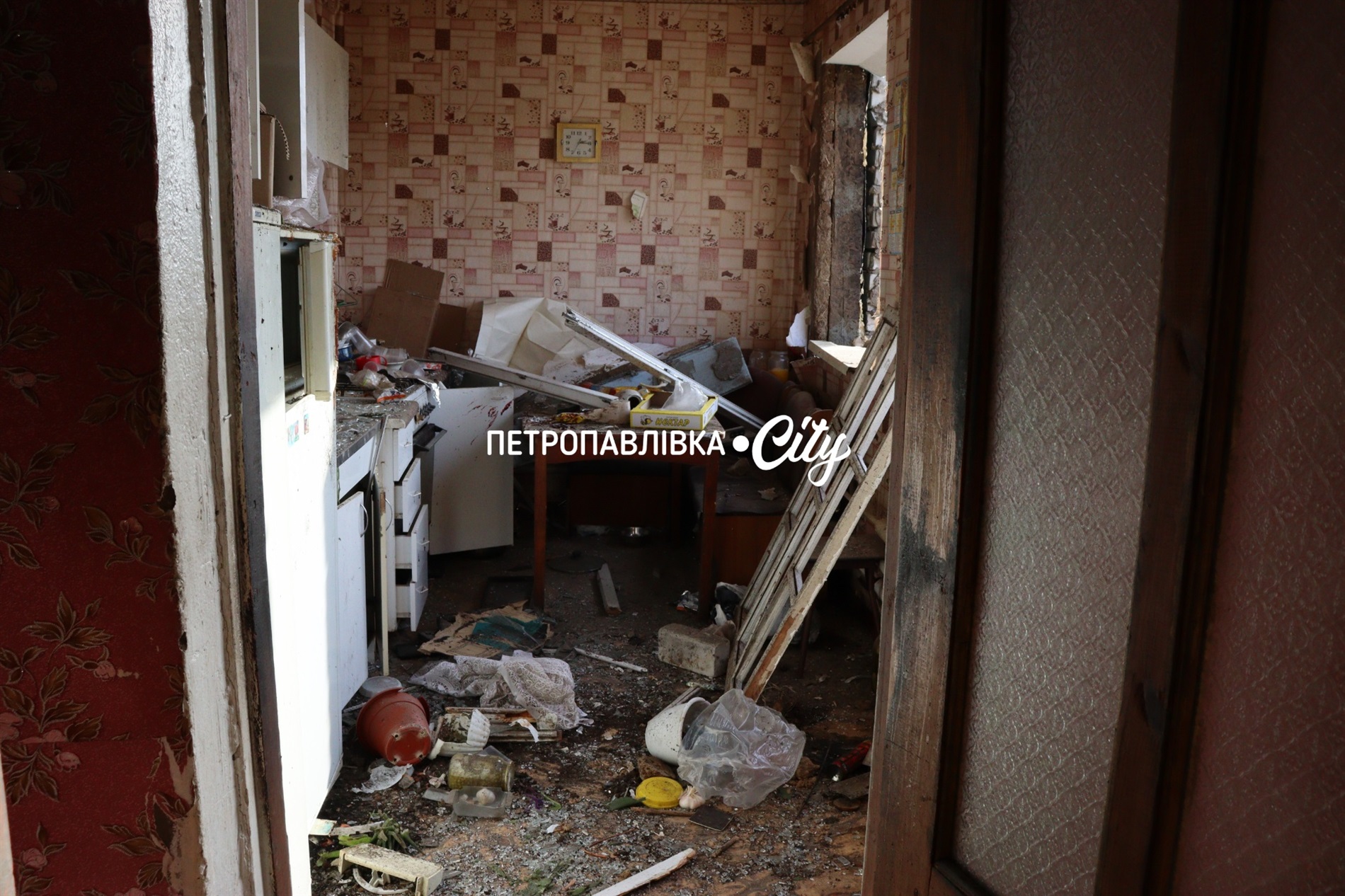 Двері вирвало, діти плакали і брата поранило: Самарське після ракетного удару (ВІДЕО)