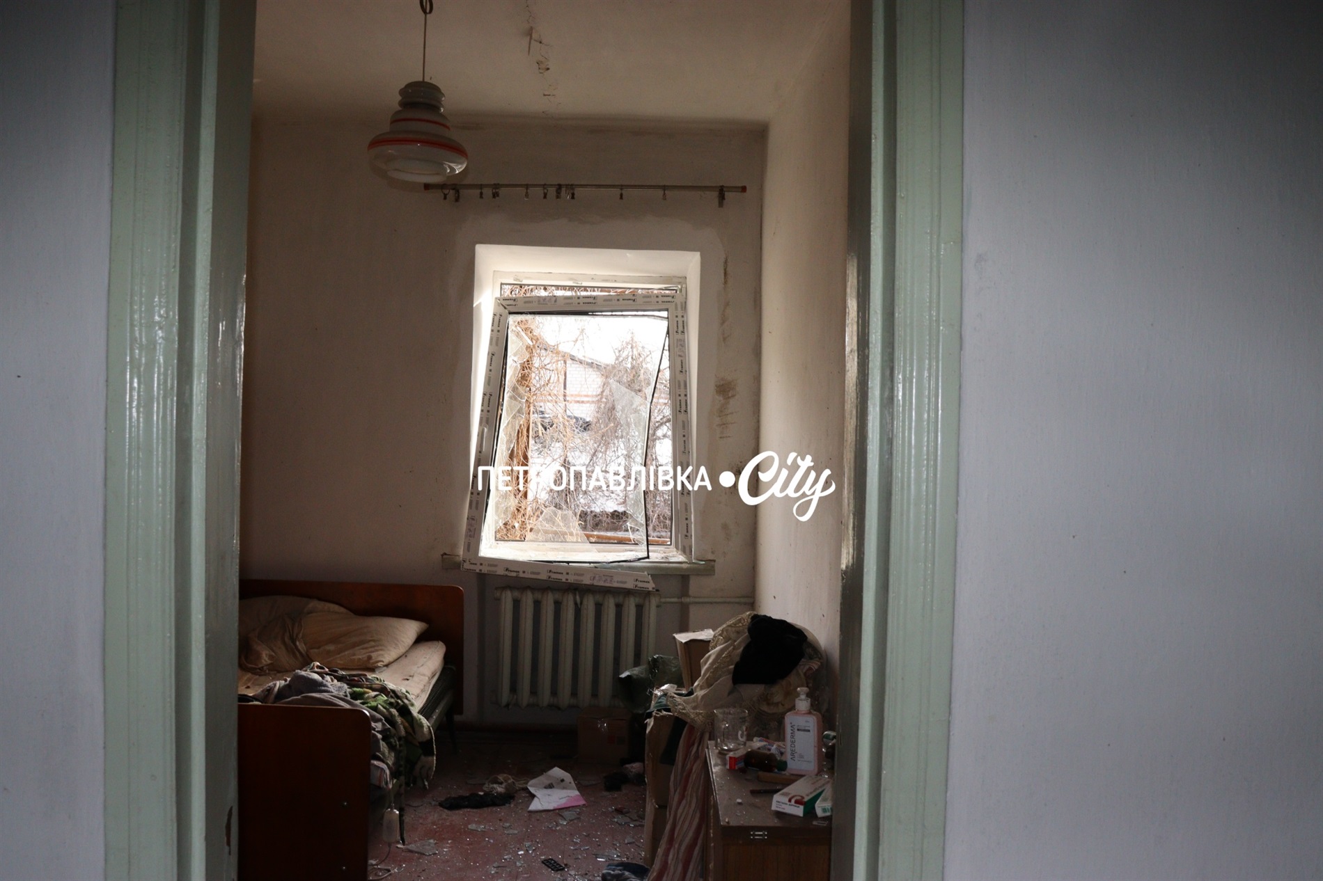 Двері вирвало, діти плакали і брата поранило: Самарське після ракетного удару (ВІДЕО)