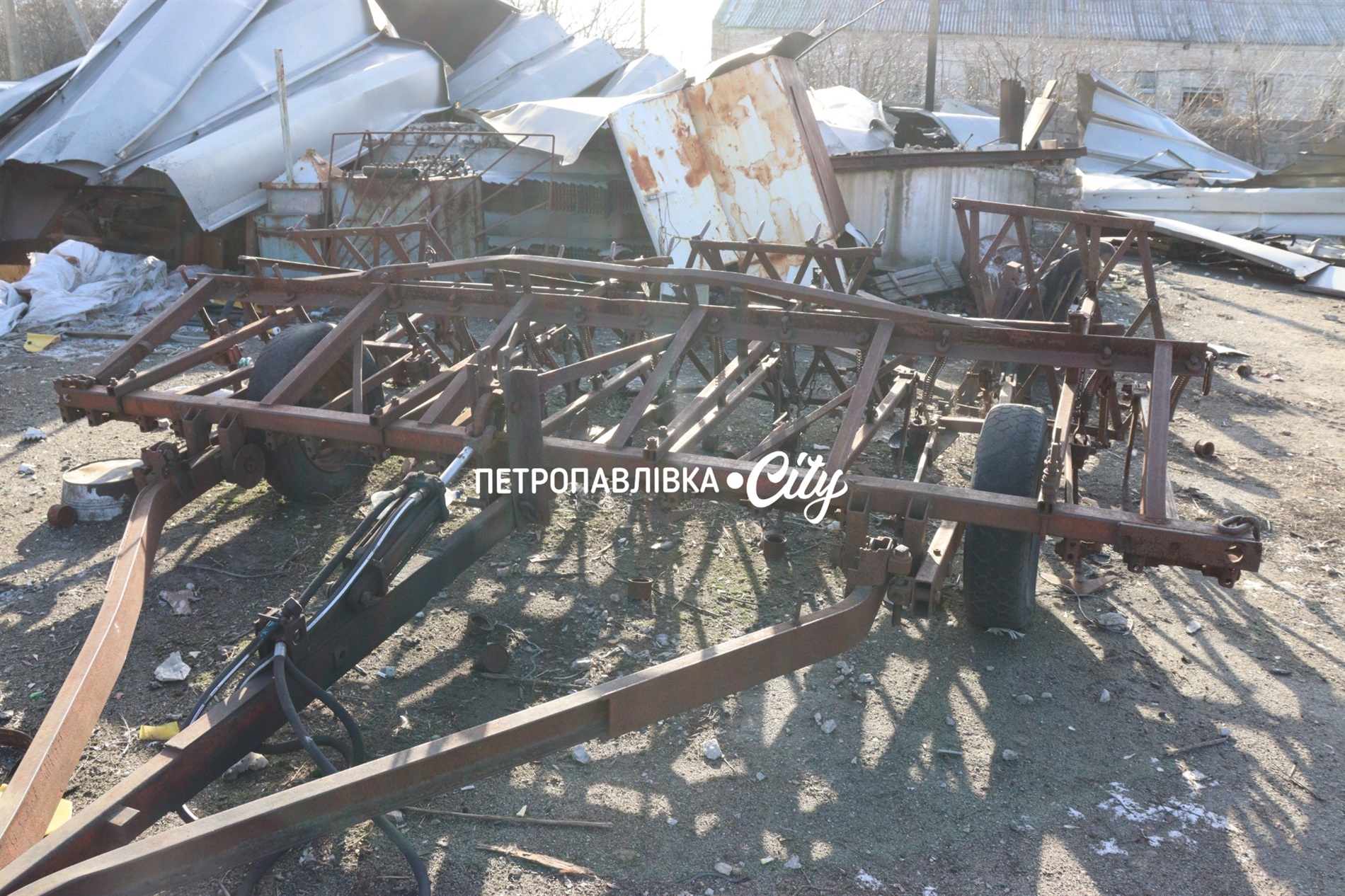 П’ять Шахедів - по господарству волонтера в Петропавлівці: знищені ангари, техніка, тварини (ВІДЕО)