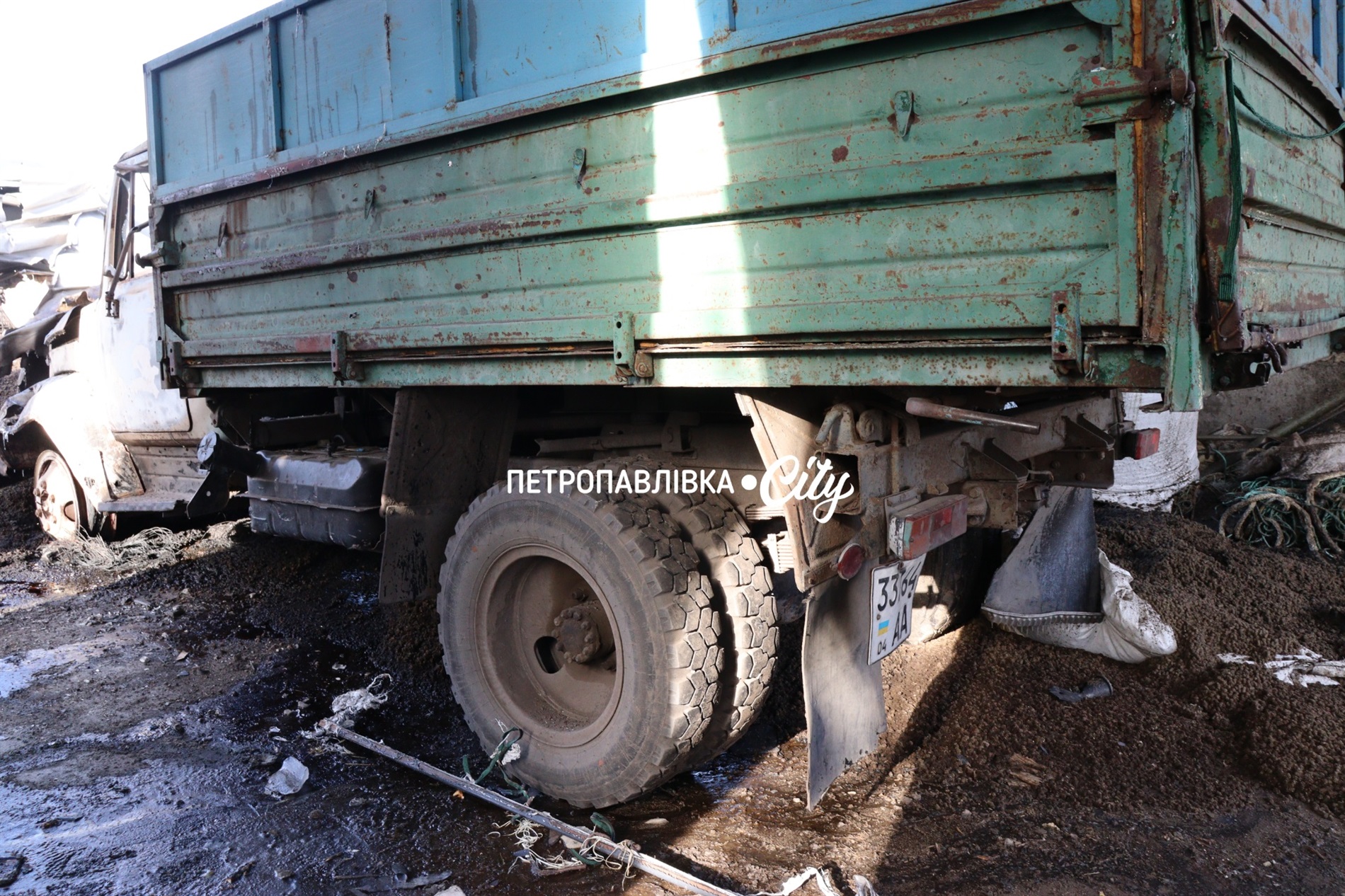 П’ять Шахедів - по господарству волонтера в Петропавлівці: знищені ангари, техніка, тварини (ВІДЕО)