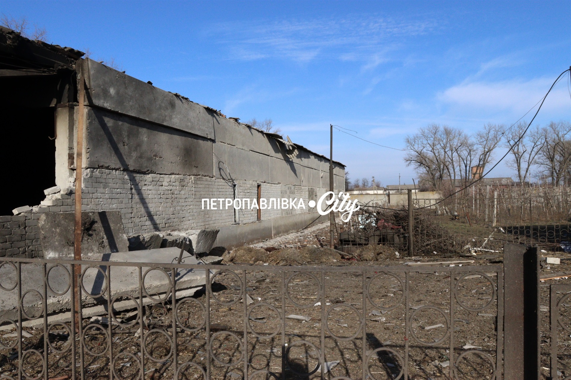 П’ять Шахедів - по господарству волонтера в Петропавлівці: знищені ангари, техніка, тварини (ВІДЕО)