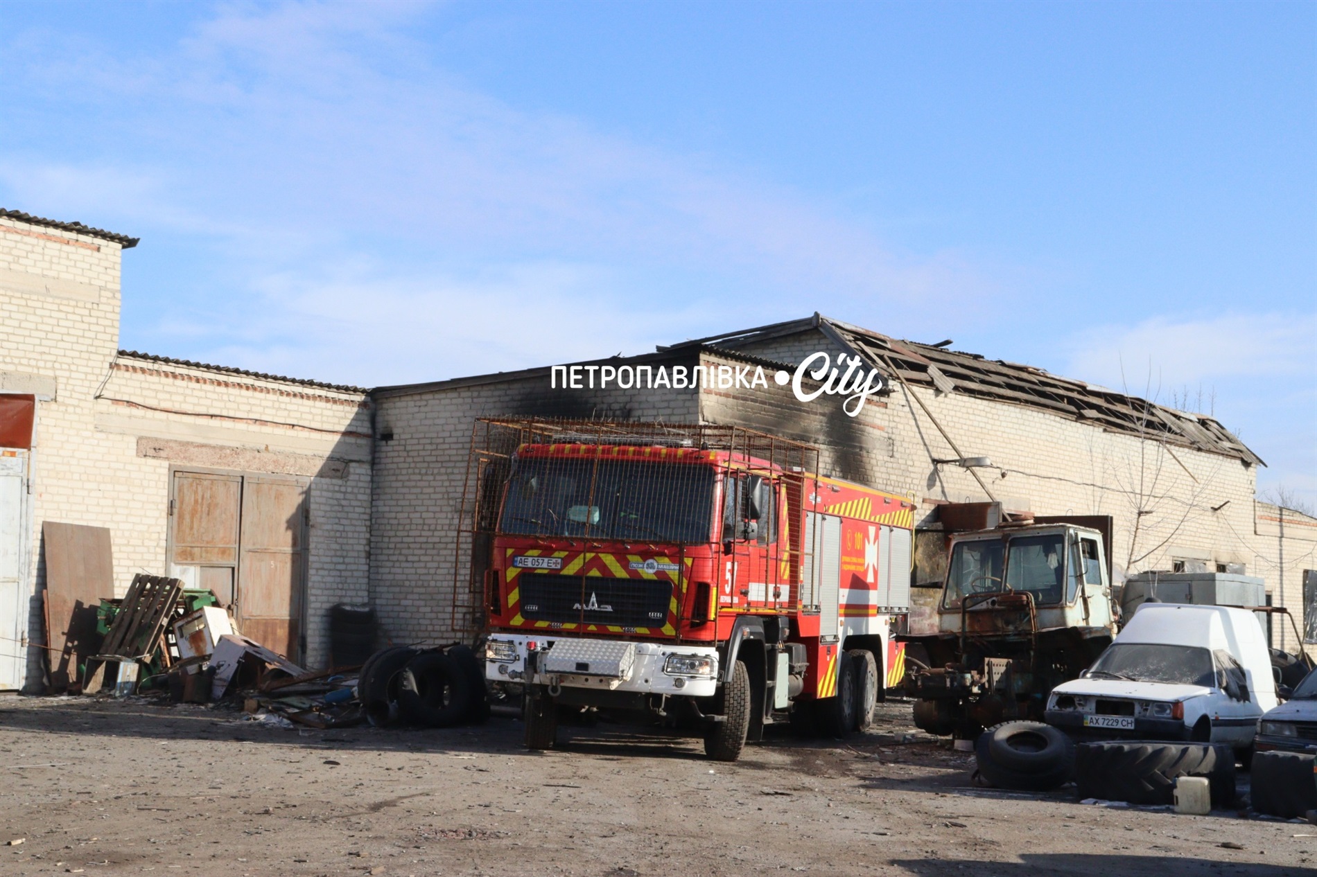 П’ять Шахедів - по господарству волонтера в Петропавлівці: знищені ангари, техніка, тварини (ВІДЕО)