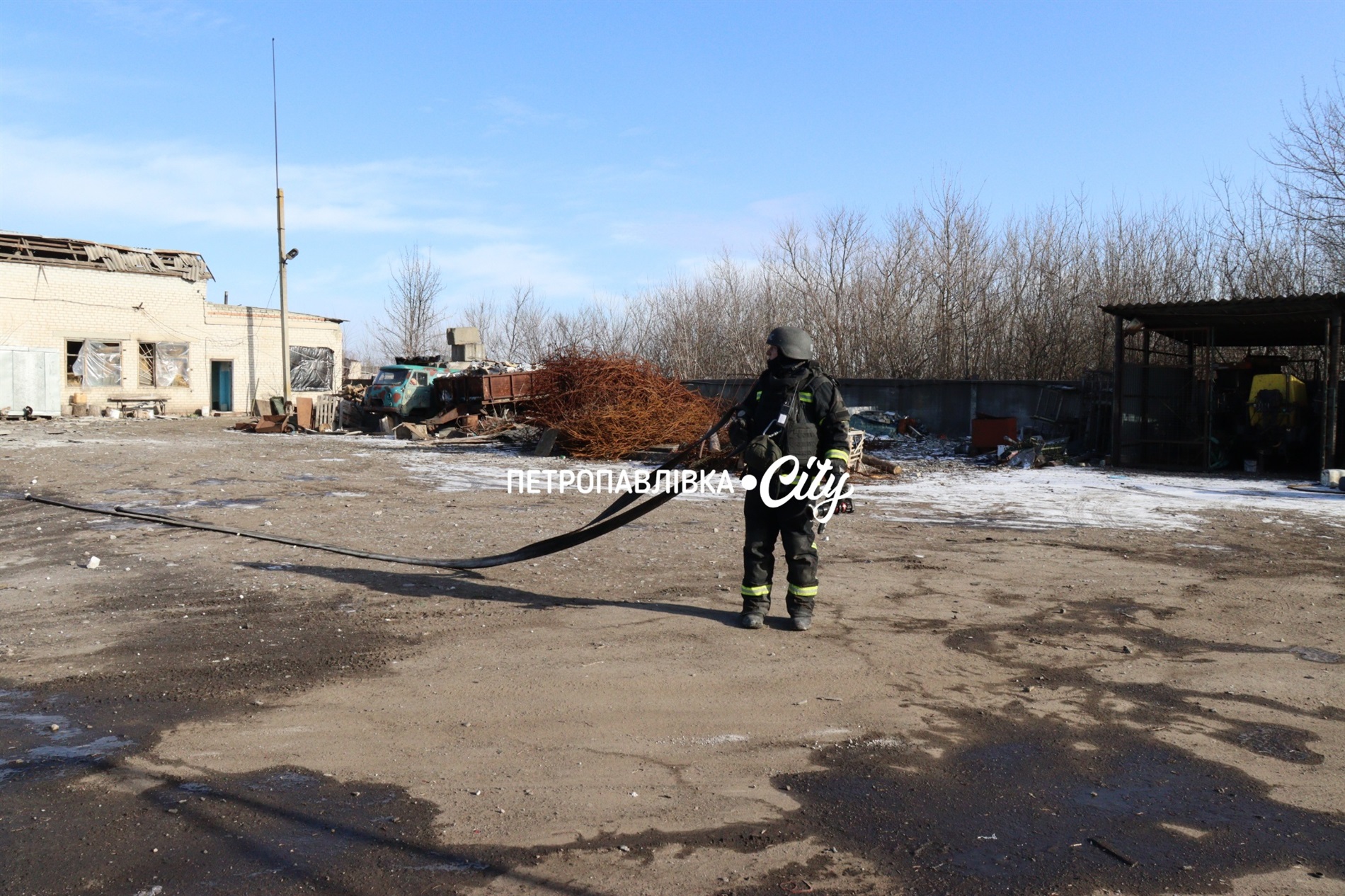 П’ять Шахедів - по господарству волонтера в Петропавлівці: знищені ангари, техніка, тварини (ВІДЕО)