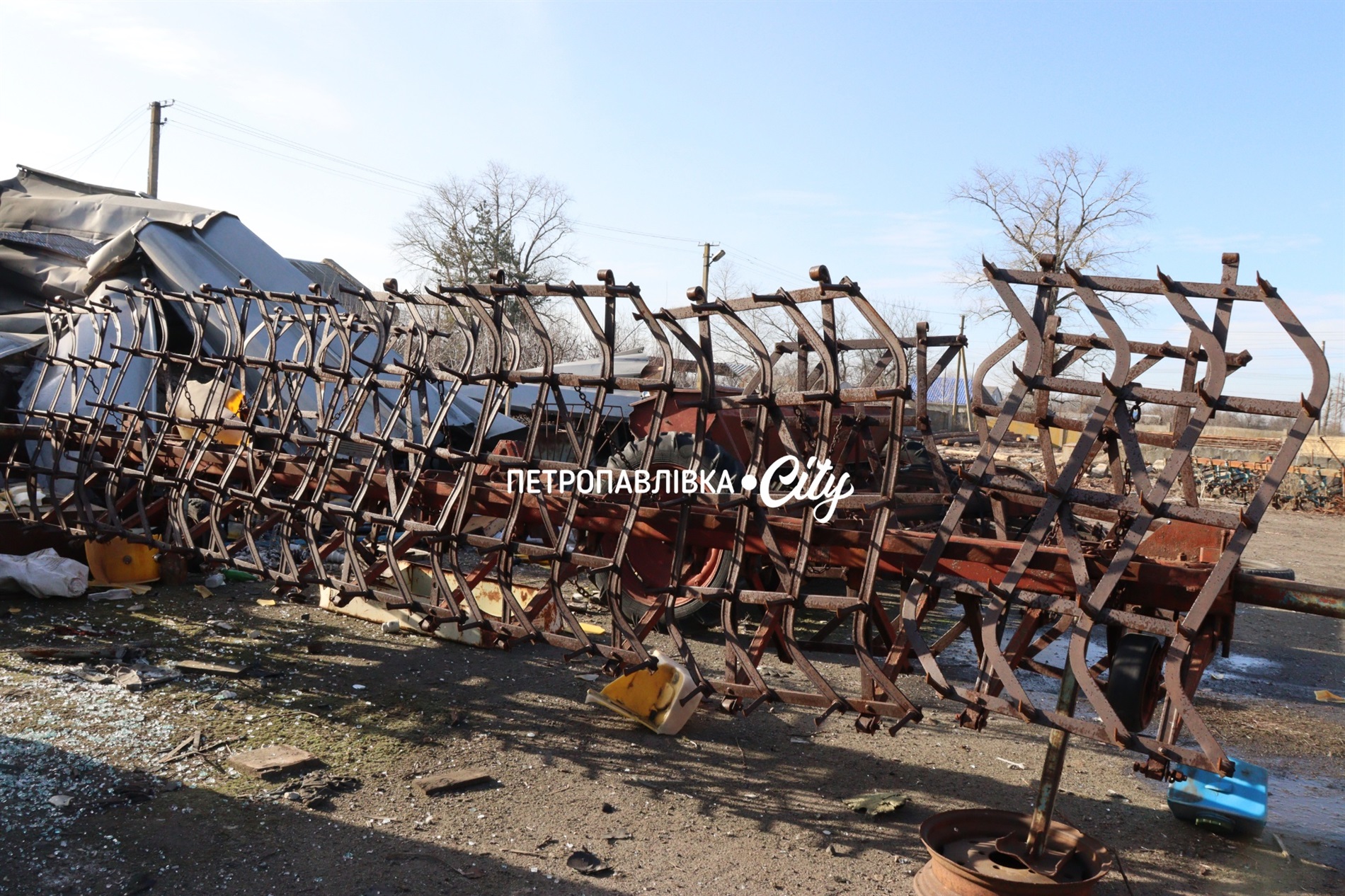 П’ять Шахедів - по господарству волонтера в Петропавлівці: знищені ангари, техніка, тварини (ВІДЕО)