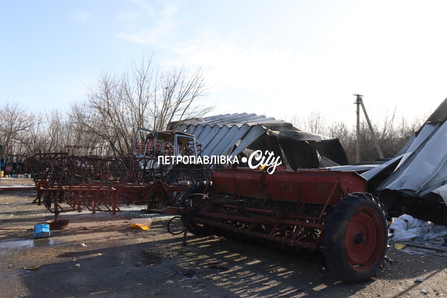 П’ять Шахедів - по господарству волонтера в Петропавлівці: знищені ангари, техніка, тварини (ВІДЕО)
