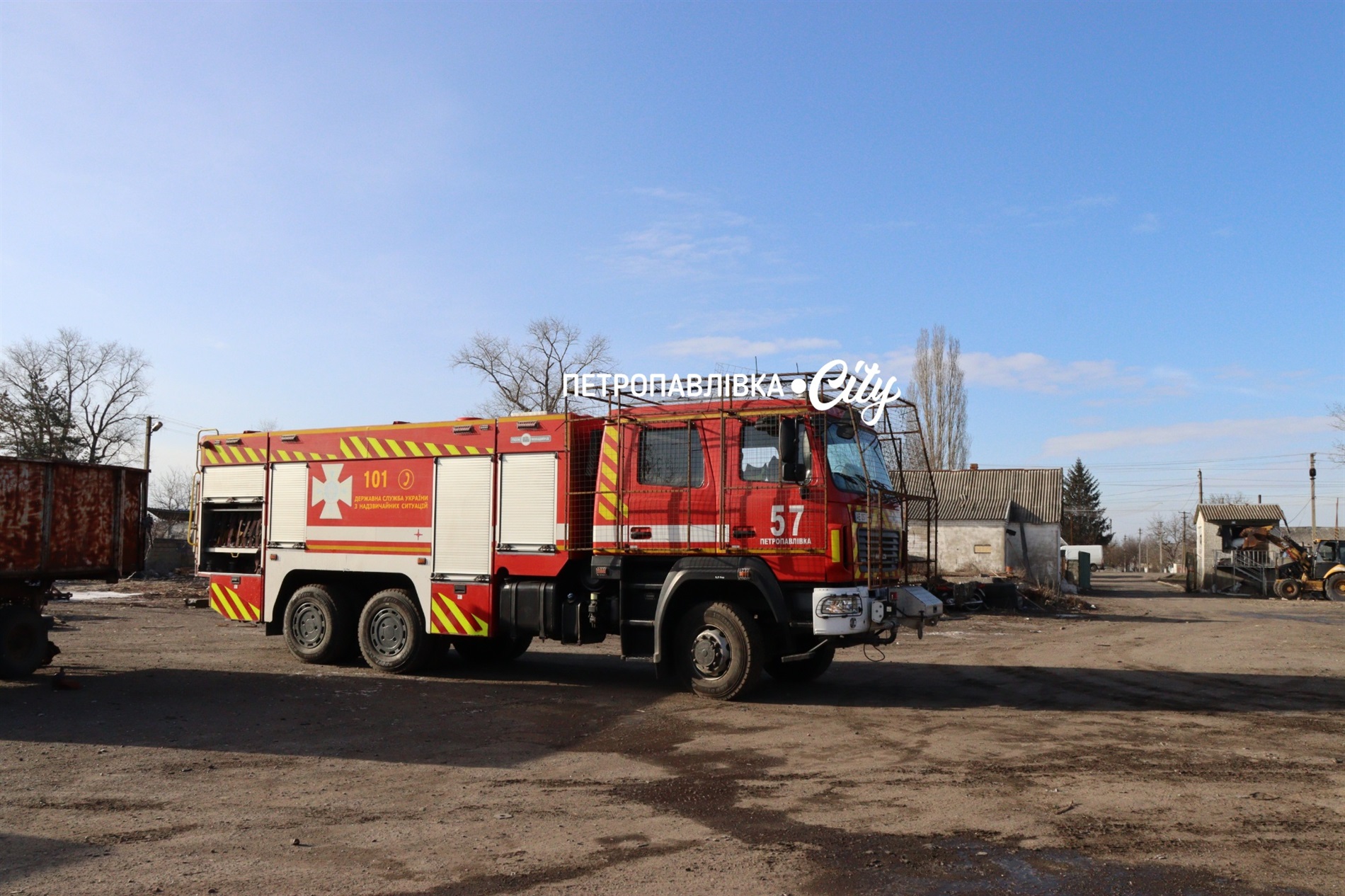 П’ять Шахедів - по господарству волонтера в Петропавлівці: знищені ангари, техніка, тварини (ВІДЕО)