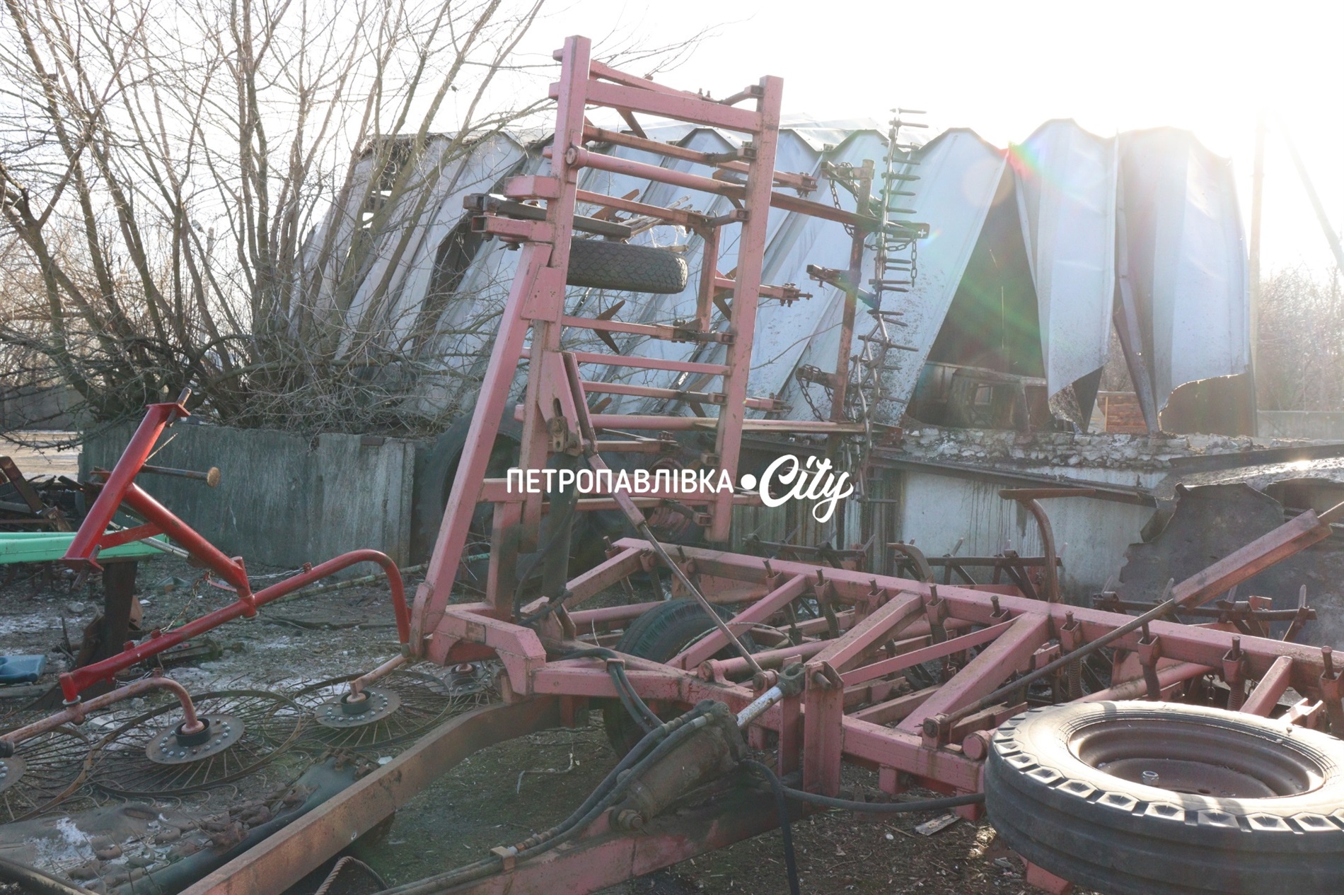 П’ять Шахедів - по господарству волонтера в Петропавлівці: знищені ангари, техніка, тварини (ВІДЕО)