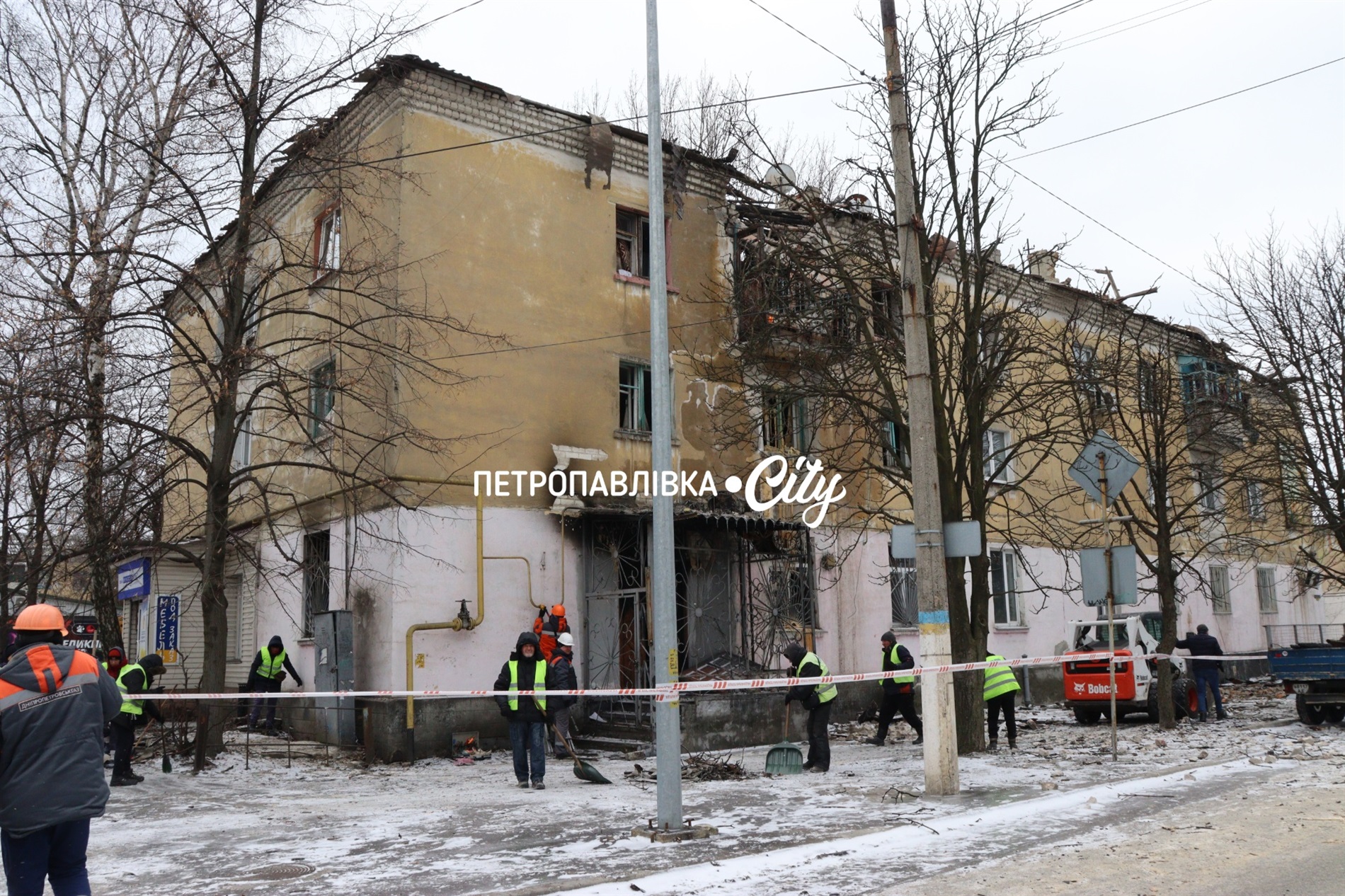 «Вискочили на вулицю, в чому були». Нічна атака по Шахтарському