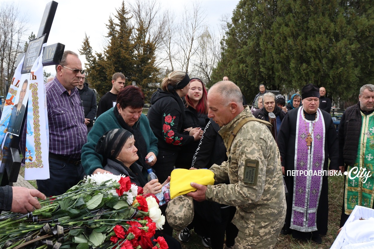 На щиті Сергій Кіяшко - Петропавлівка прощається з офіцером 24-ї бригади імені Короля Данила (ВІДЕО)