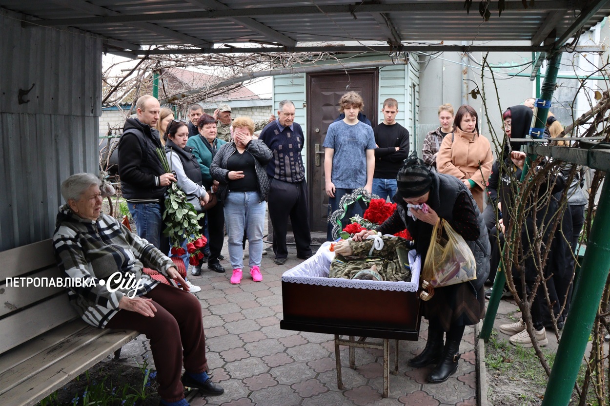 На щиті Сергій Кіяшко - Петропавлівка прощається з офіцером 24-ї бригади імені Короля Данила (ВІДЕО)
