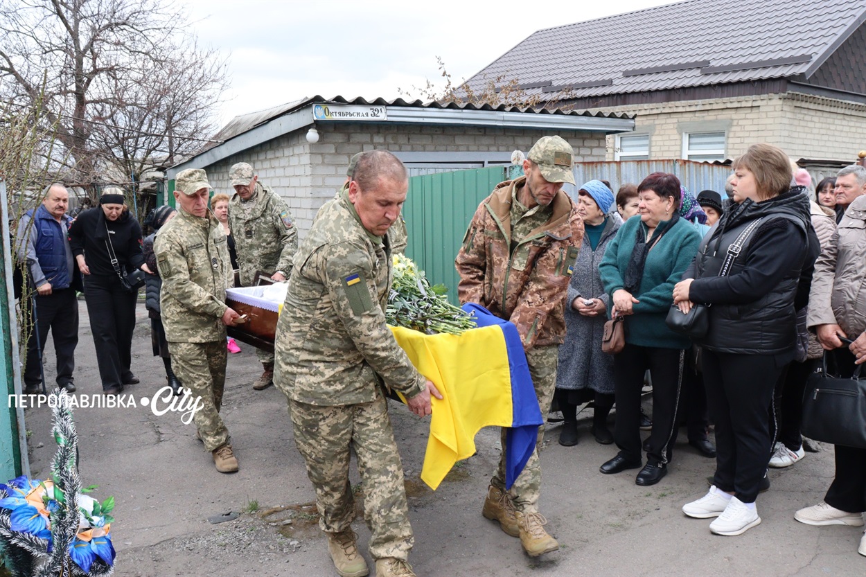 На щиті Сергій Кіяшко - Петропавлівка прощається з офіцером 24-ї бригади імені Короля Данила (ВІДЕО)