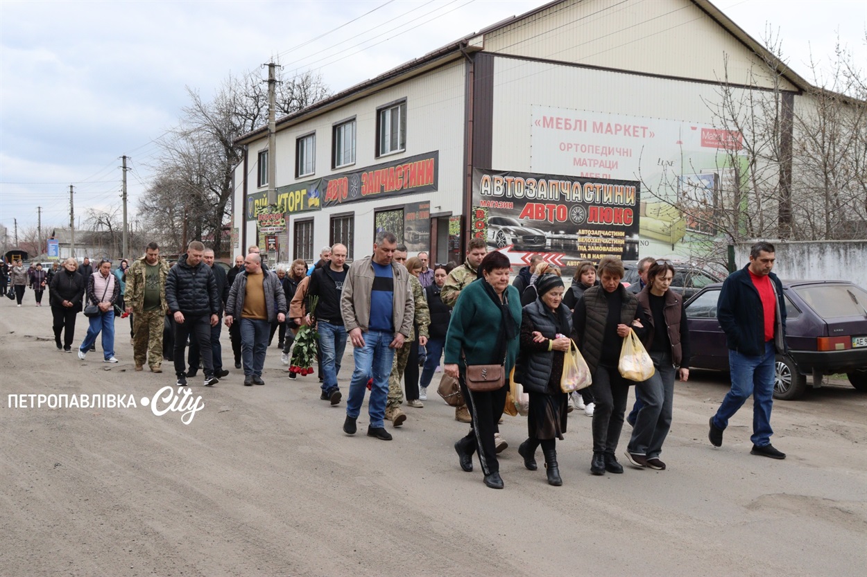 На щиті Сергій Кіяшко - Петропавлівка прощається з офіцером 24-ї бригади імені Короля Данила (ВІДЕО)