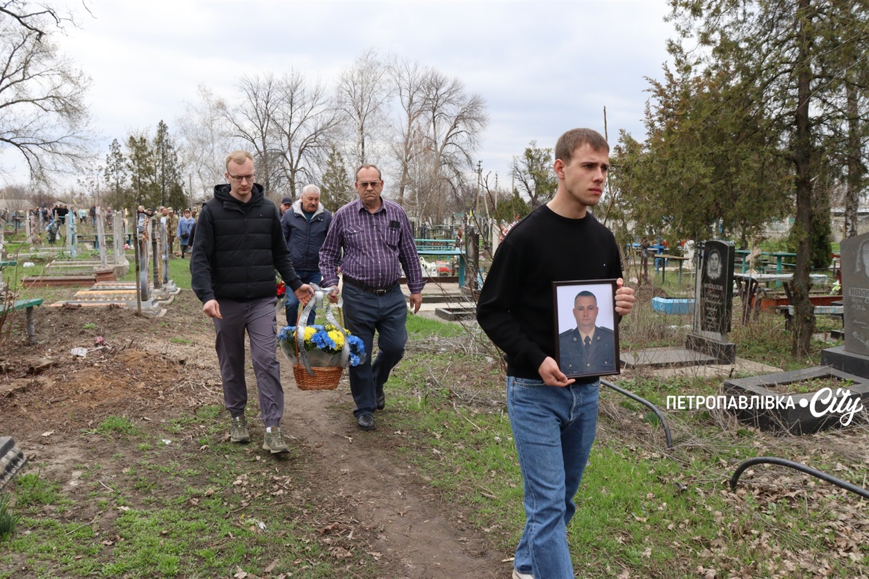 На щиті Сергій Кіяшко - Петропавлівка прощається з офіцером 24-ї бригади імені Короля Данила (ВІДЕО)