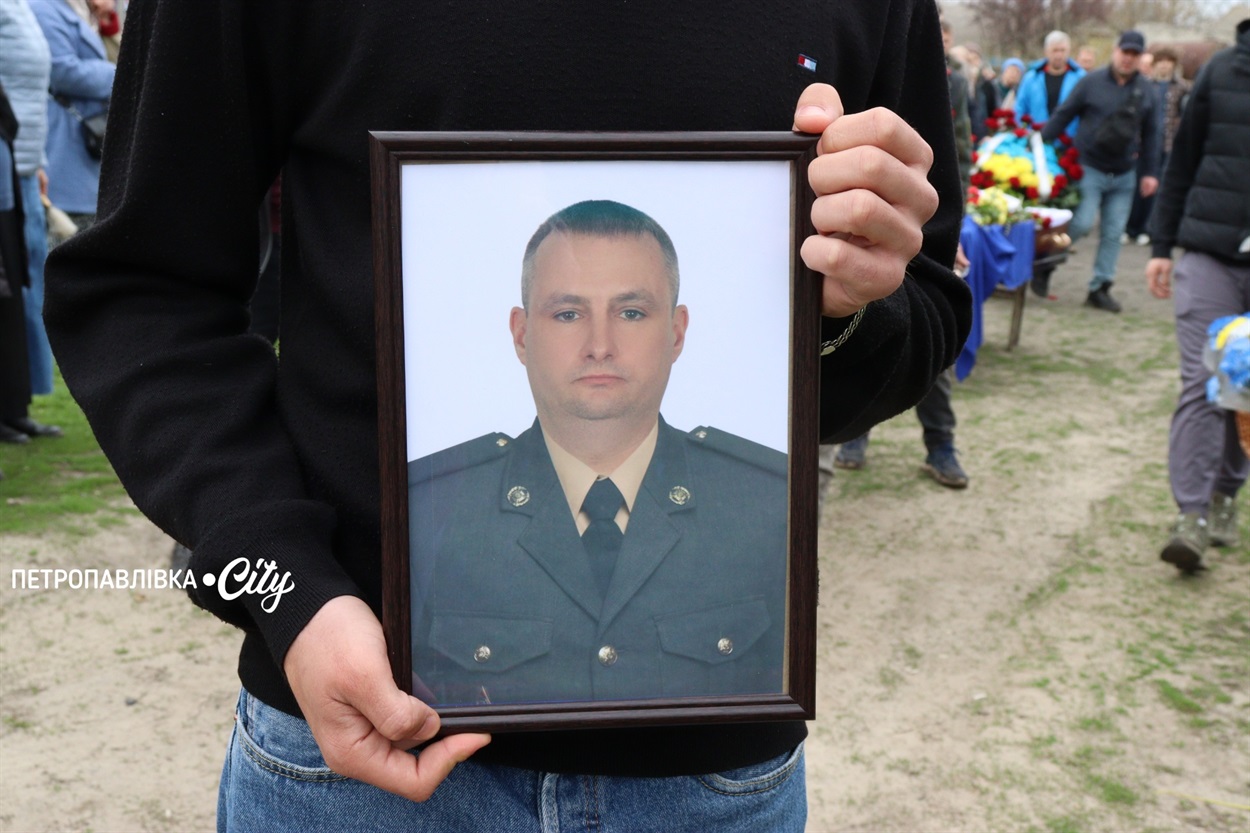 На щиті Сергій Кіяшко - Петропавлівка прощається з офіцером 24-ї бригади імені Короля Данила (ВІДЕО)